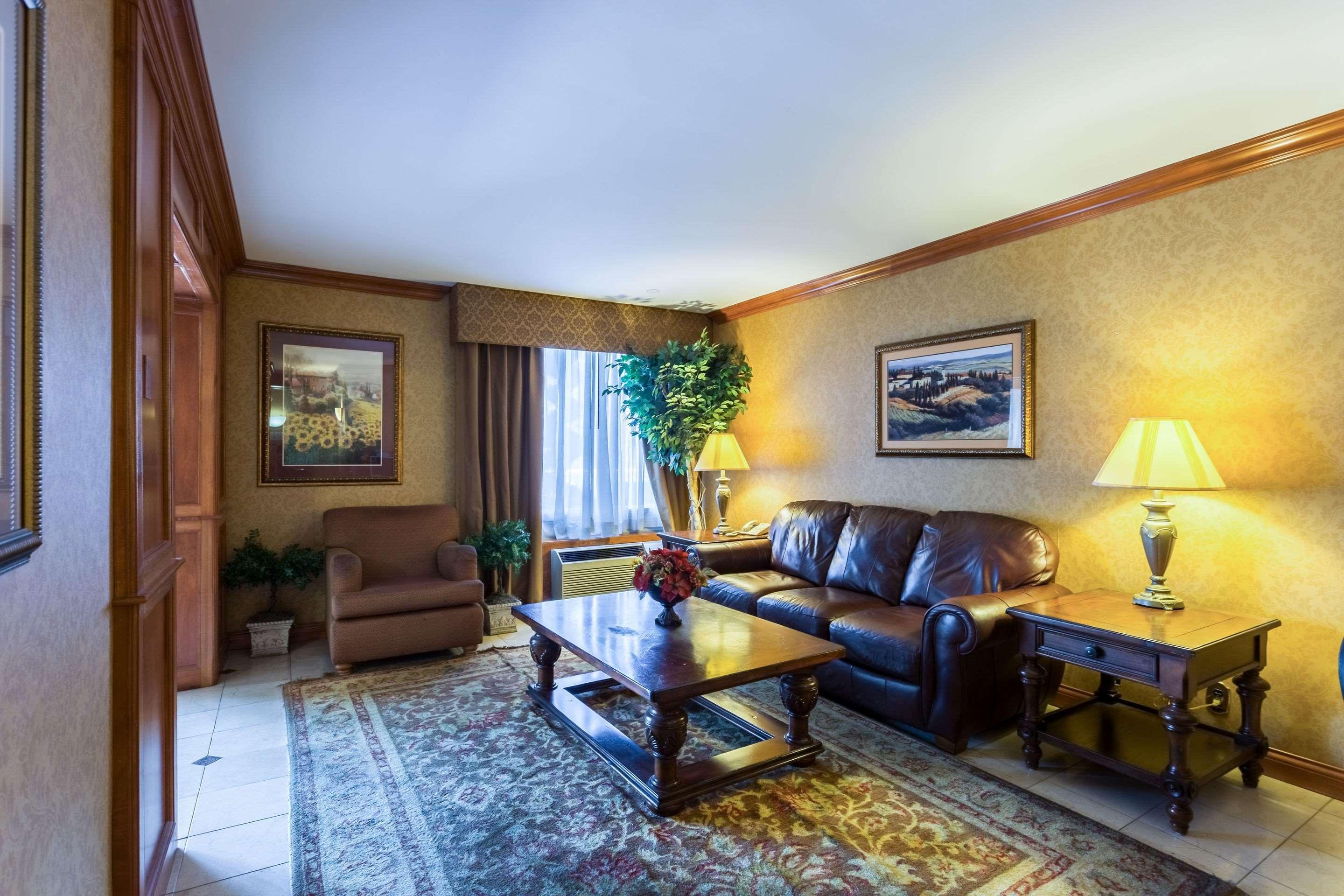 Centro de Negocios Clarion Inn and Summit Center