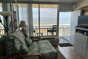 Alquiler Vacacional - Oceanfront Studio - “also can’t get closer to the beach” View, comfy and clean!