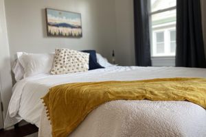 Alquiler Vacacional - Four bedrooms, porch and parking! Pet-friendly with a large fenced yard.