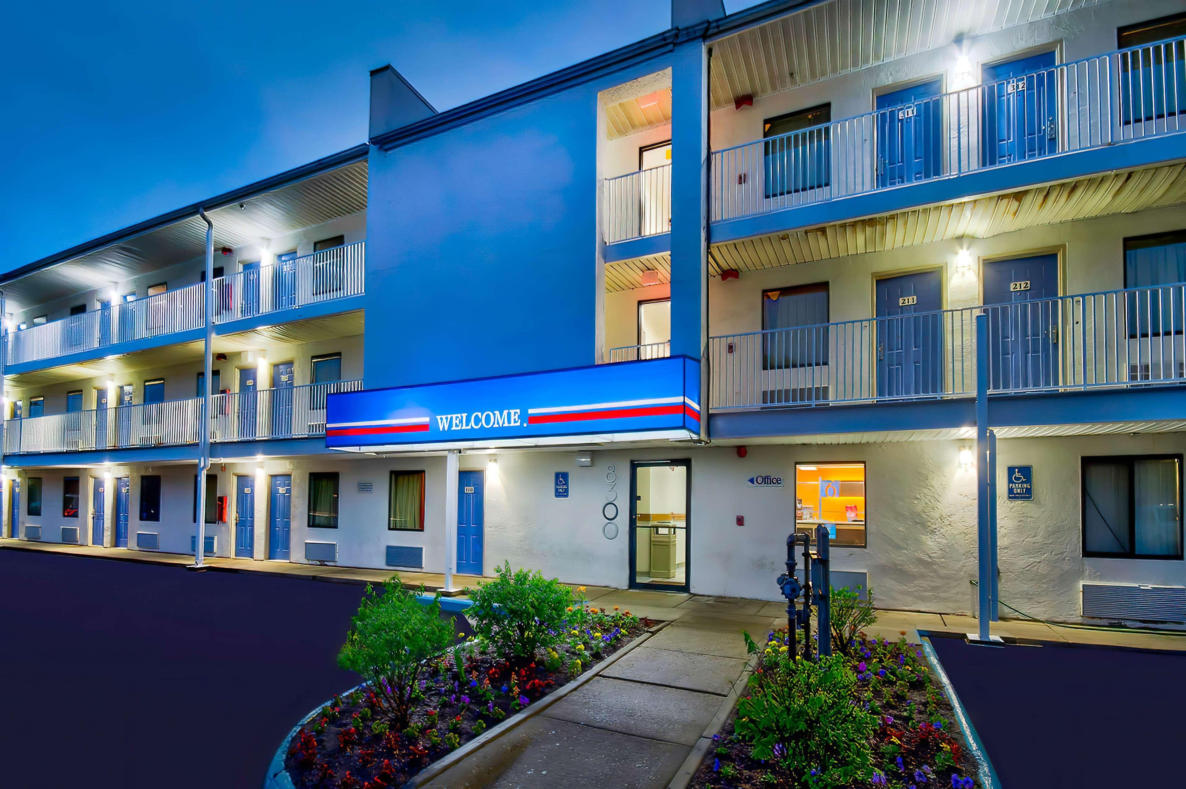 Vista Exterior Motel 6 Warren, MI - Detroit East