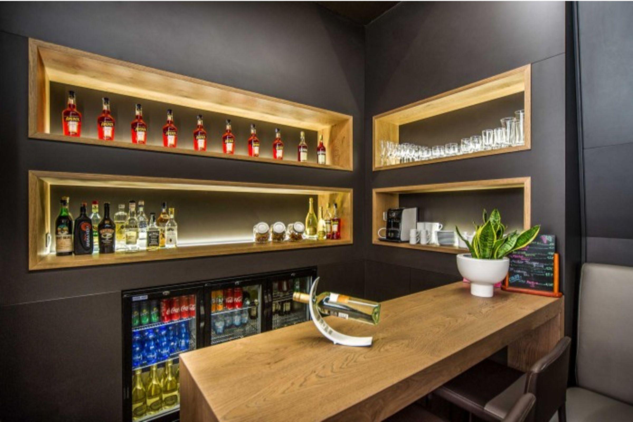 Bar/Salón Aaron