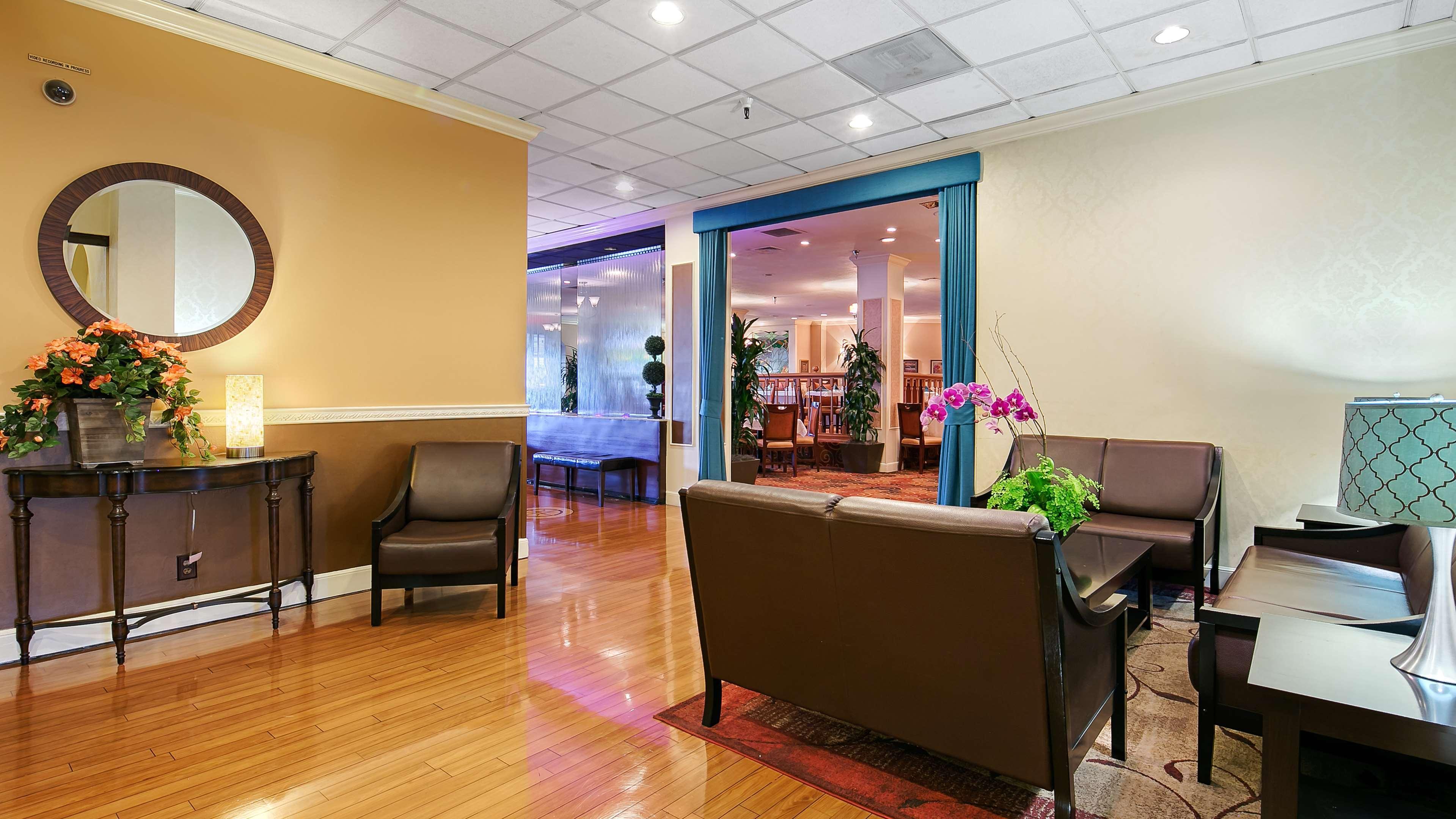 Vista Lobby Best Western Plus Grosvenor Airport Hotel