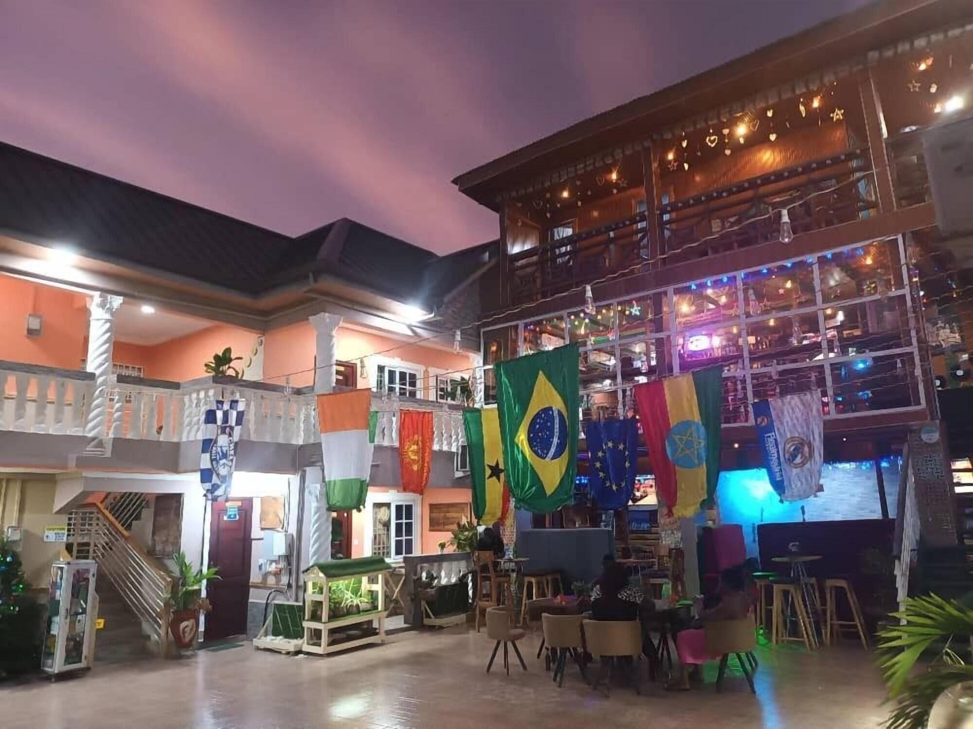 Vista Exterior Dollys Villagio Apartments