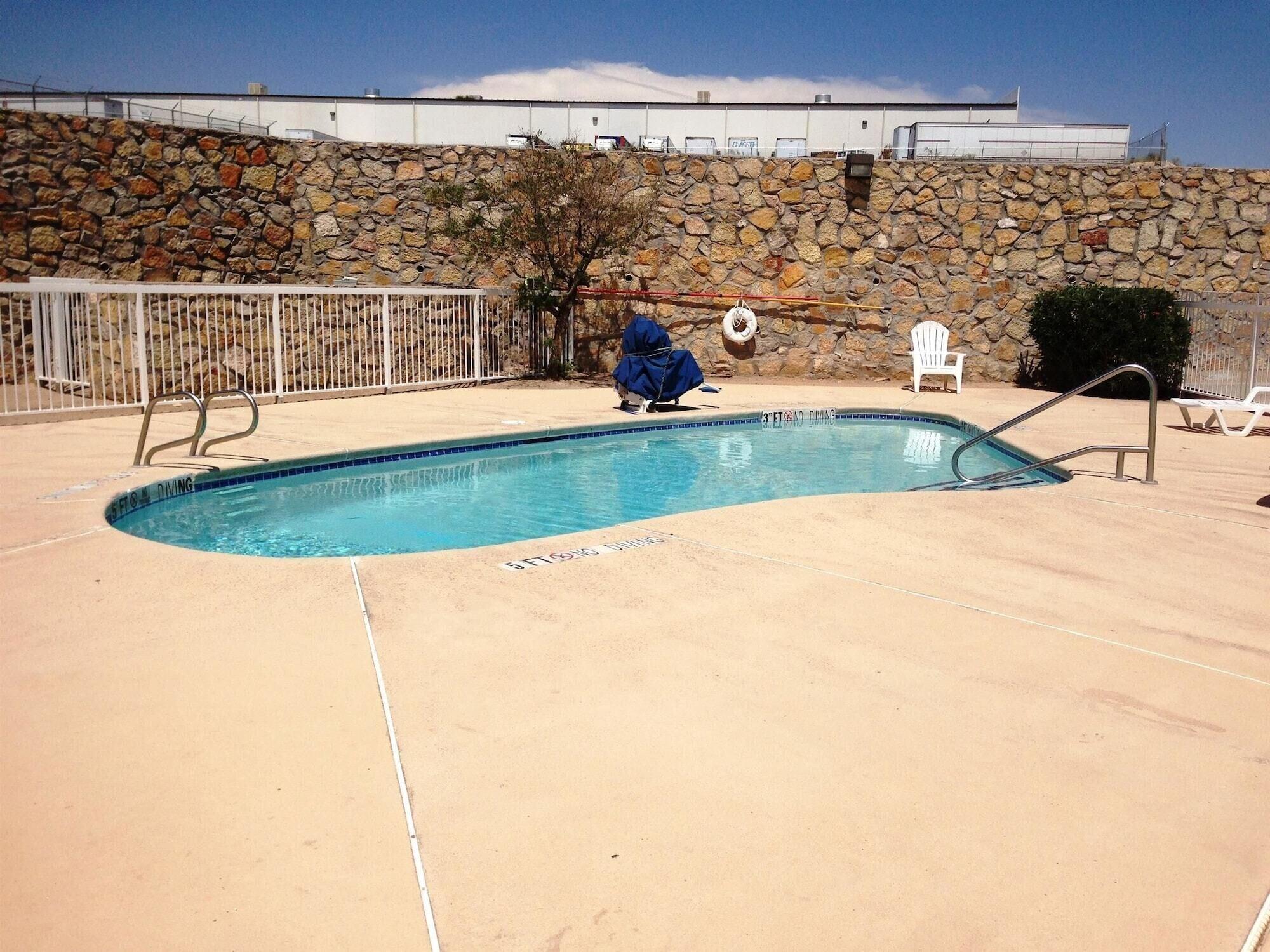 Vista Piscina Motel 6 El Paso, TX - Southeast