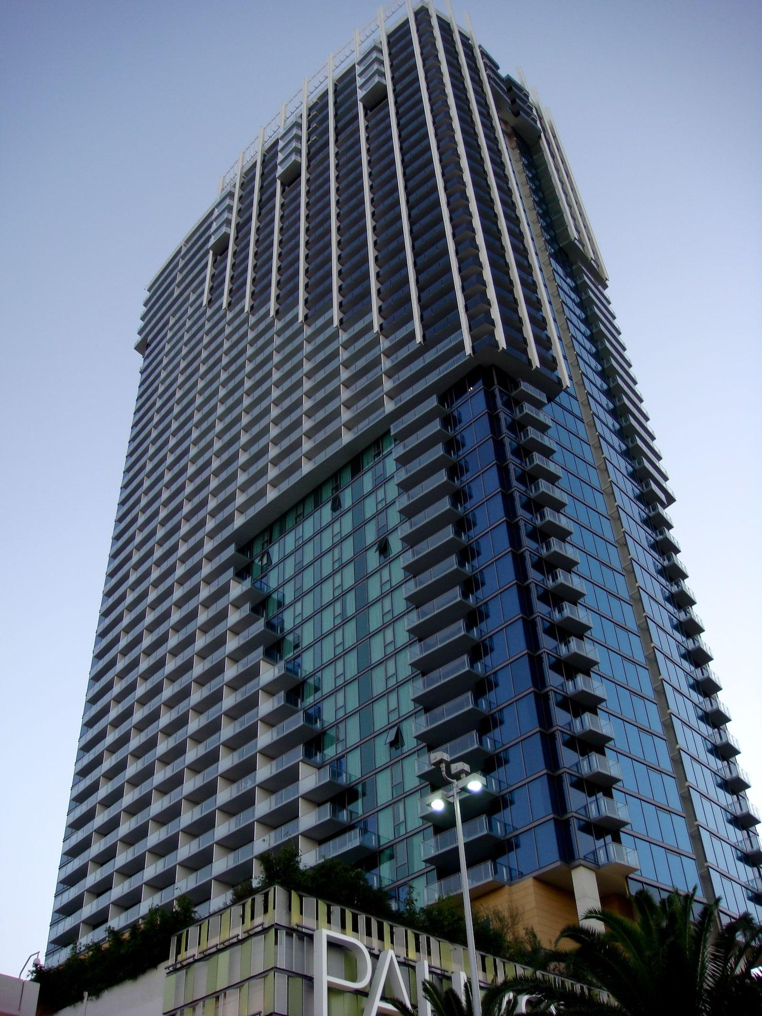 Vista Exterior StripViewSuites at Palms Place Penthouses