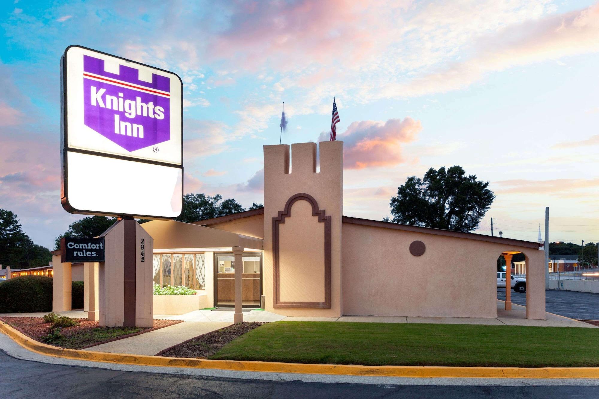 Vista Exterior Knights Inn Tucker
