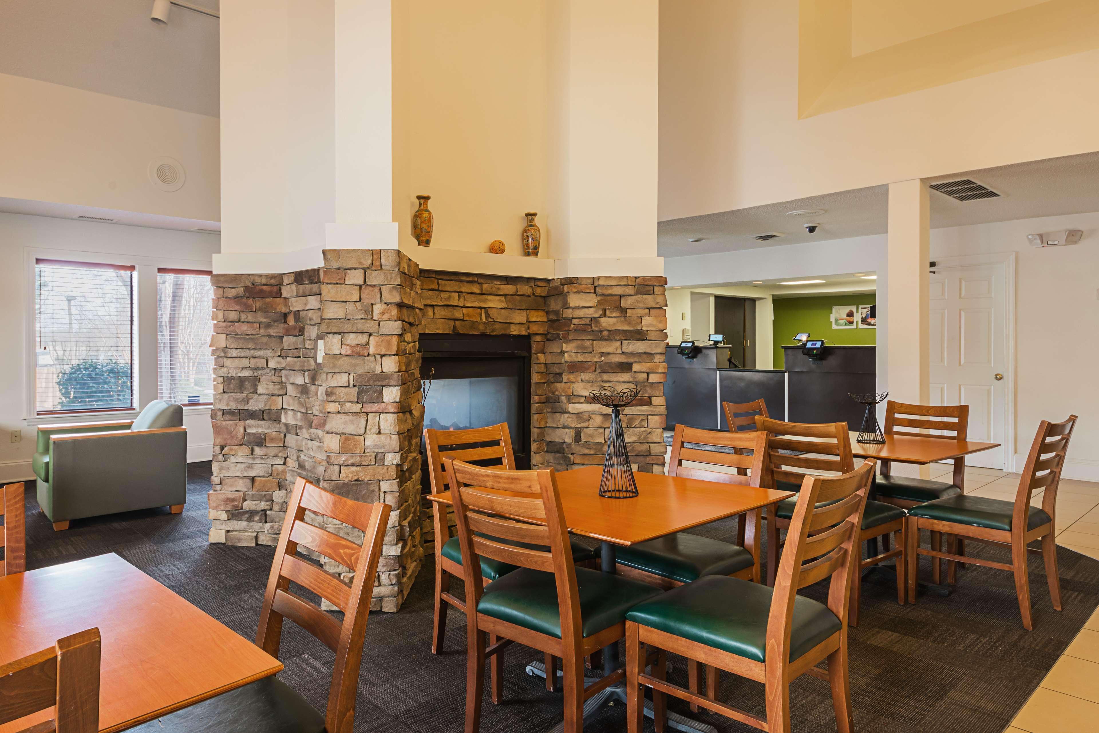 Restaurant Studio 6 Extended Stay - Greensboro, NC