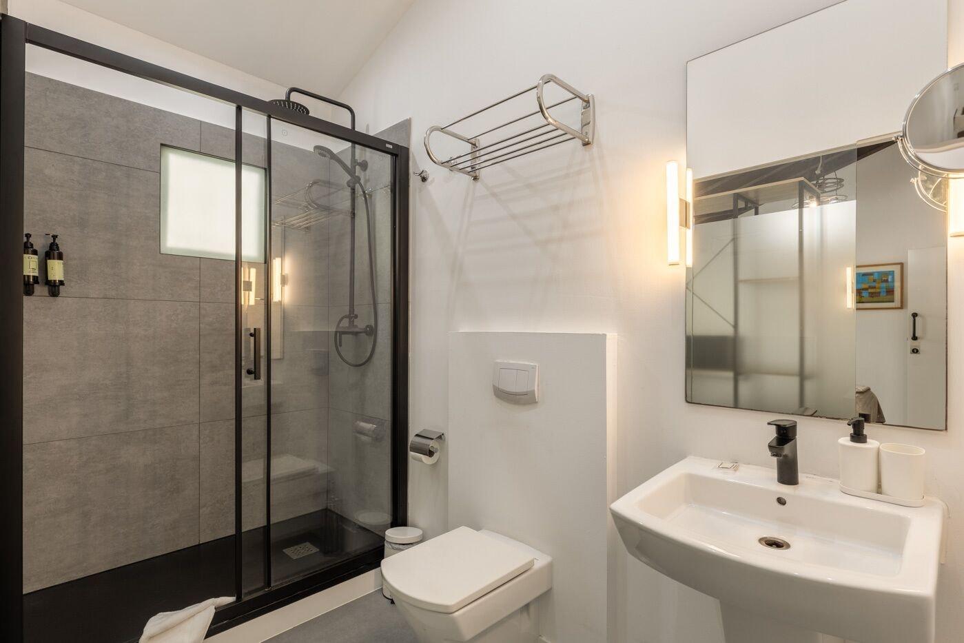 Equipamiento de Habitación Antiguo Brondo Selfcheck-in Smart Rooms