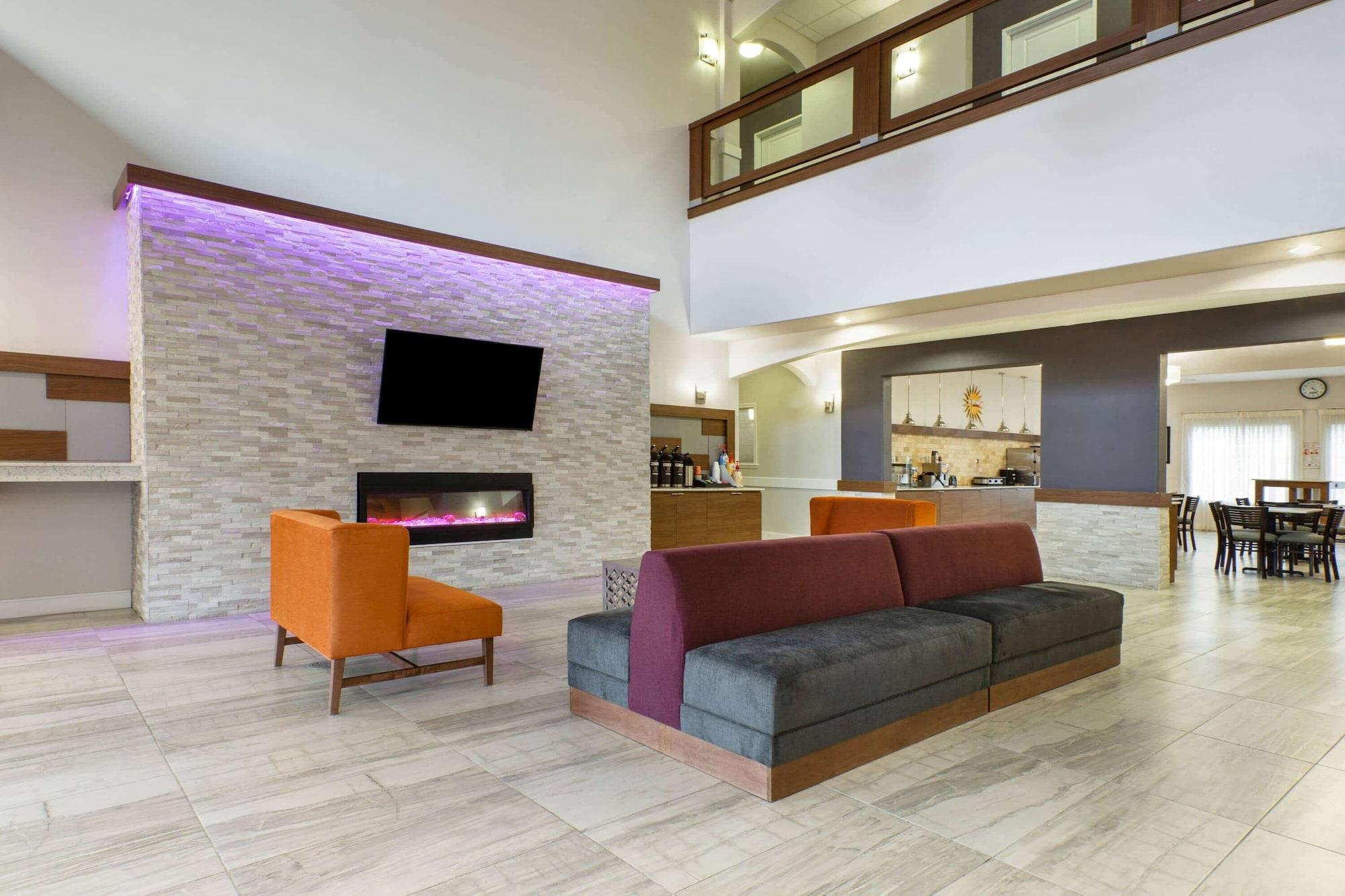 Vista Lobby La Quinta Inn & Suites by Wyndham Alvin