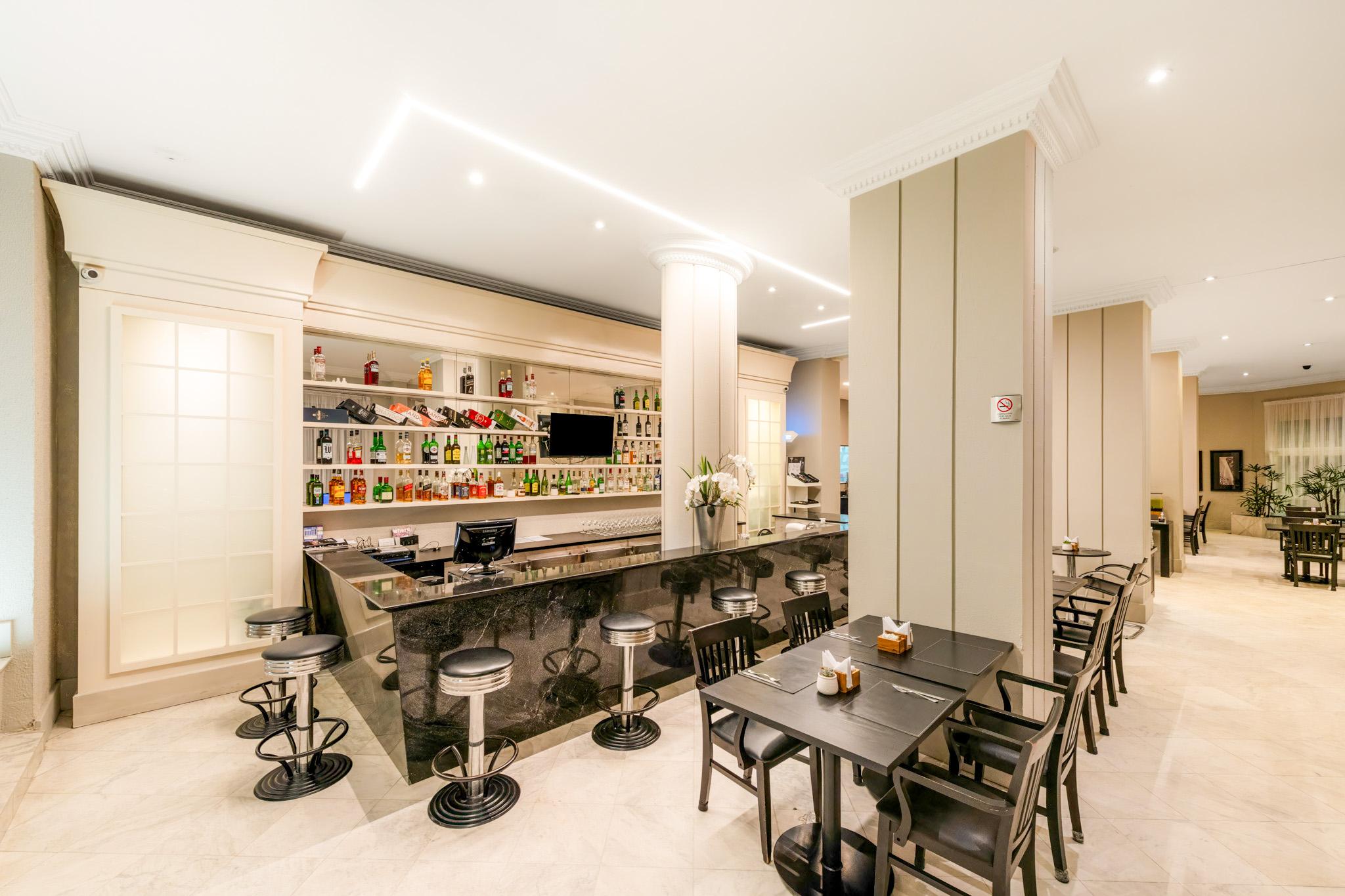 Bar/Salón Rockefeller by Slaviero Hotéis