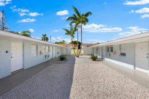 Alquiler Vacacional - Newly Remodeled & Spacious 2BD Apt near the Beach with WiFi, AC & Free Parking!