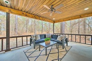 Alquiler Vacacional - Chic Broken Bow Escape w/ Hot Tub & Fire Pit!