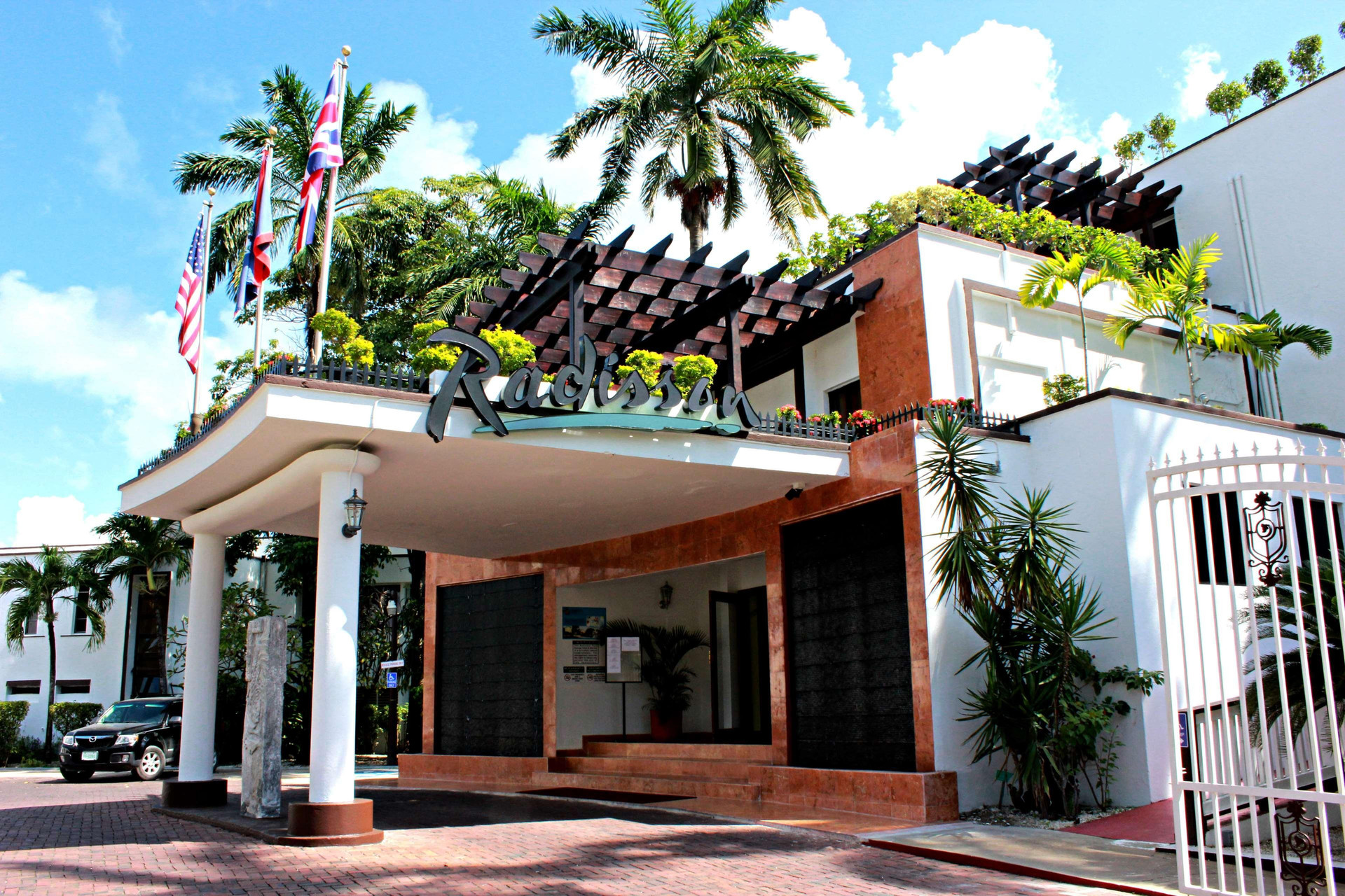 Vista Exterior Radisson Fort George Hotel and Marina