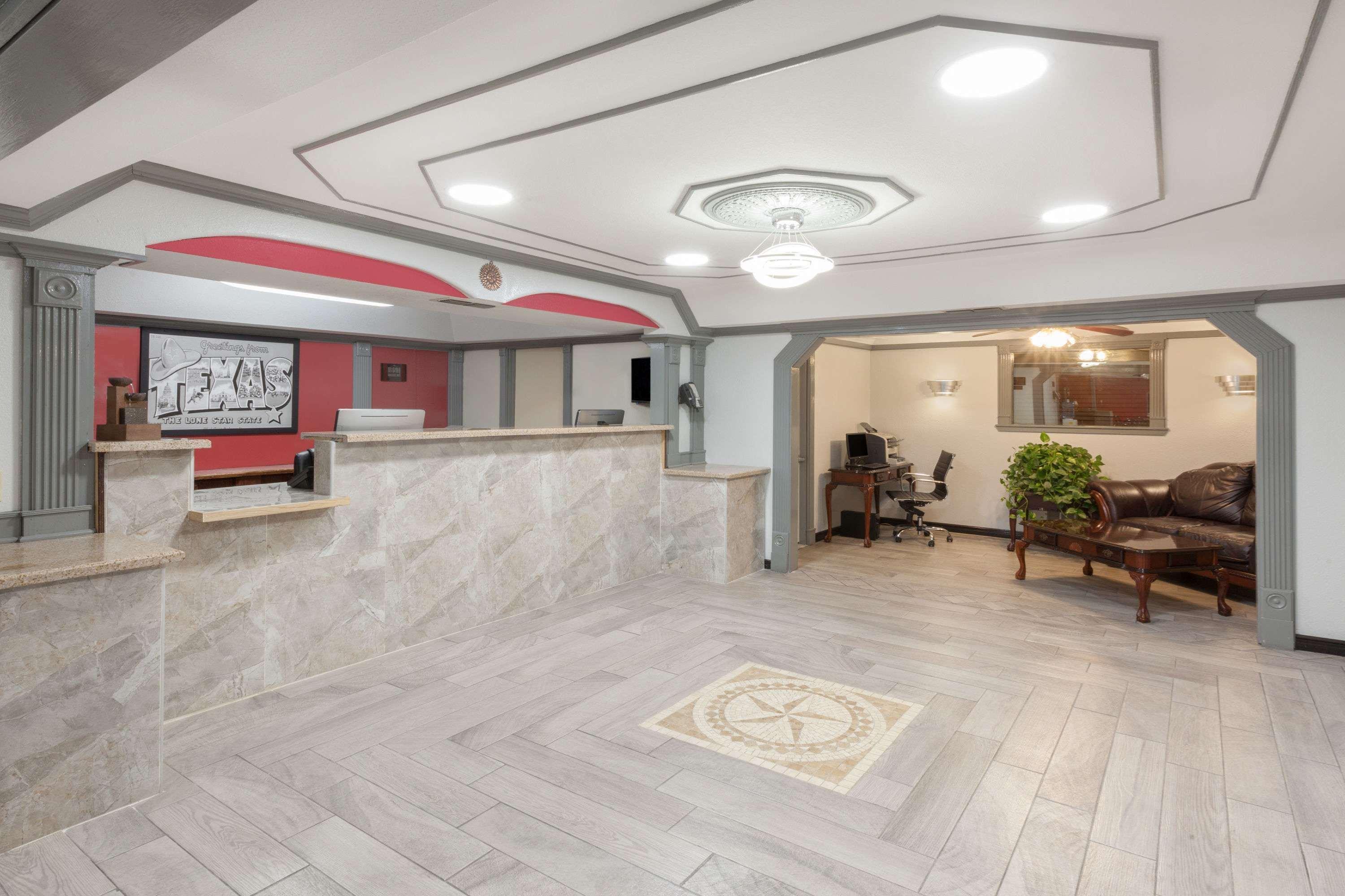 Vista Lobby Super 8 by Wyndham Kingsville