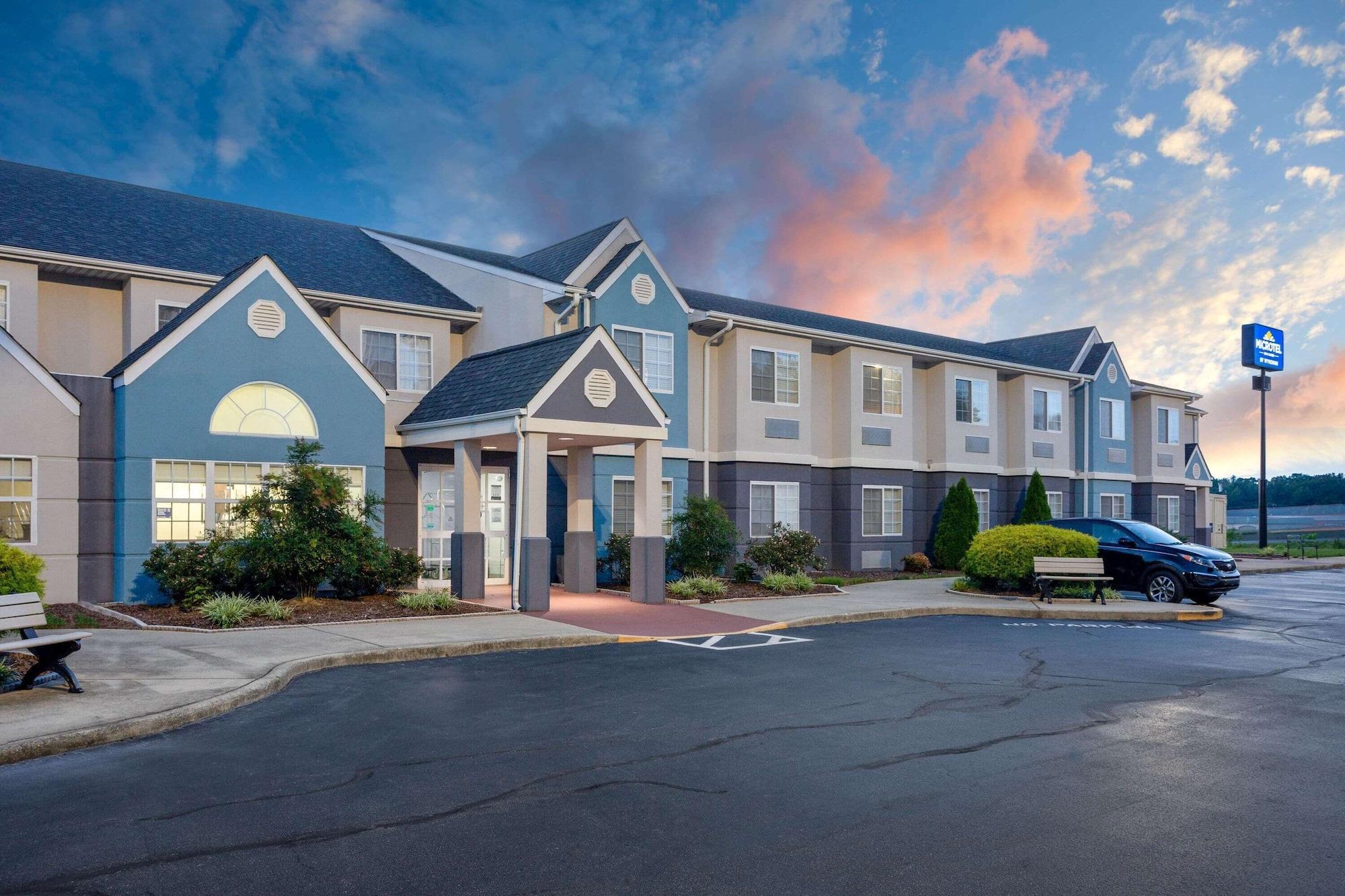 Varios Microtel Inn & Suites by Wyndham Burlington