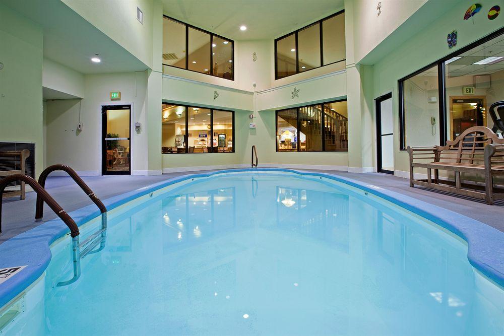 Pool view Holiday Inn Express Washington