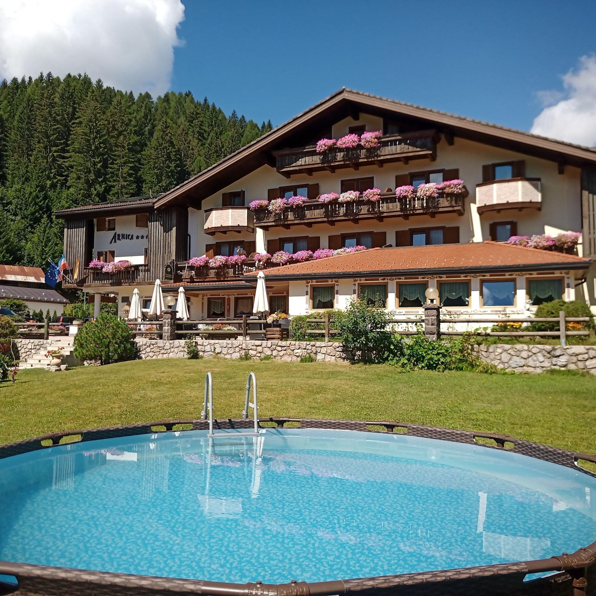 Vista Exterior Park Hotel Arnica