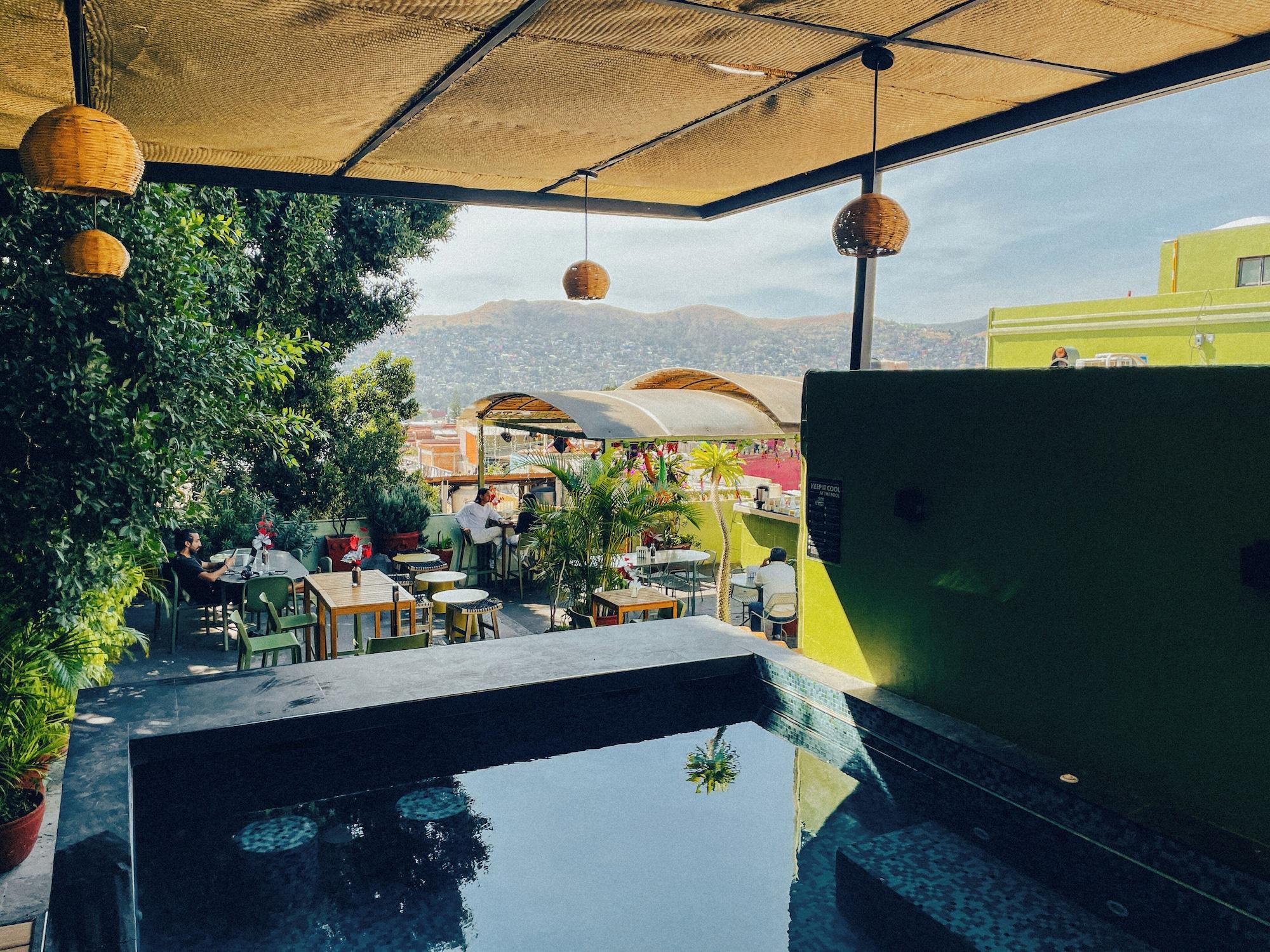 Vista Piscina Viajero Oaxaca Hostel