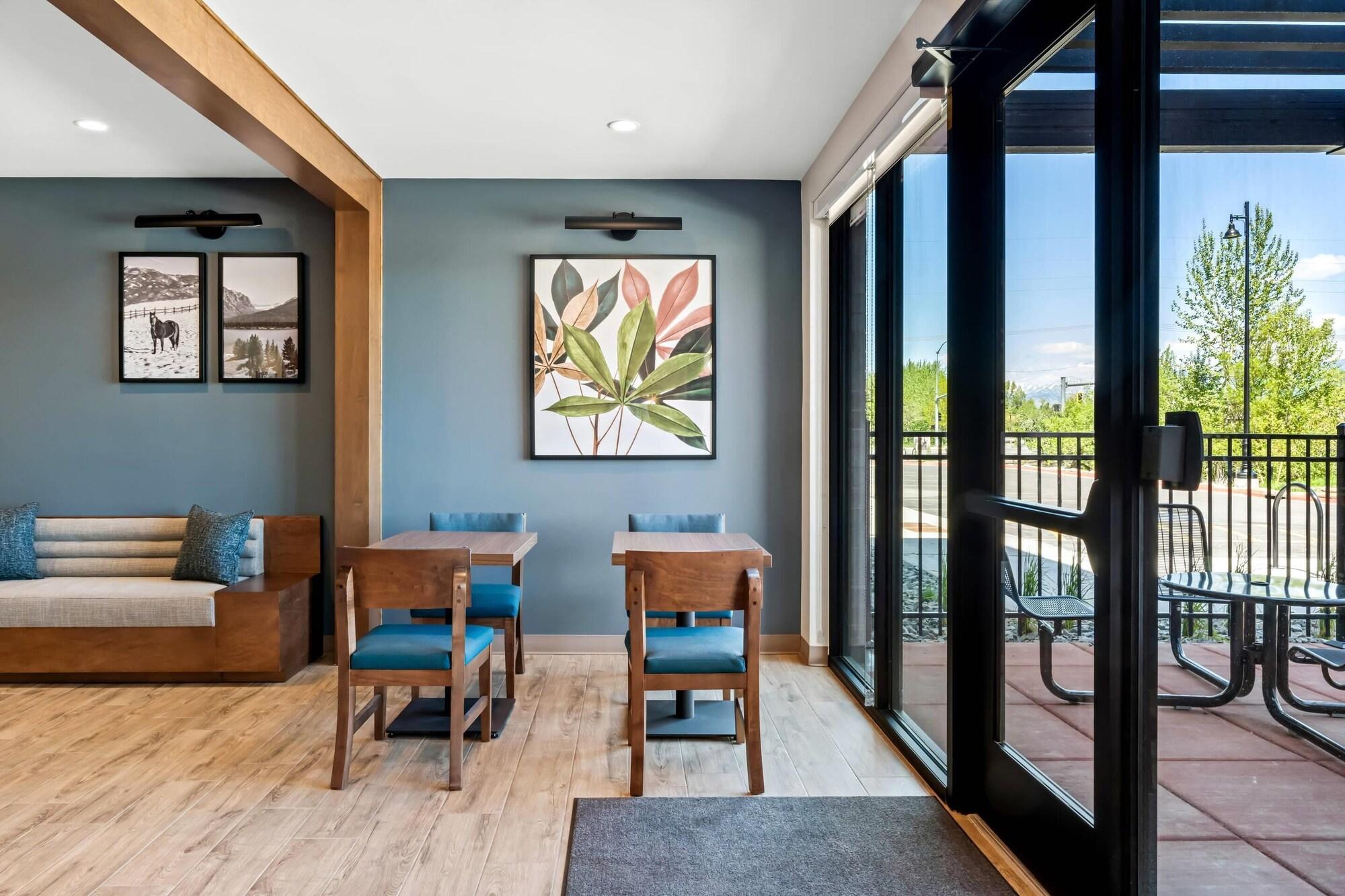 Vista Lobby Everhome Suites Bozeman