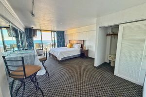 Alquiler Vacacional - New Amazing Beachfront King bed Studio in Daytona!