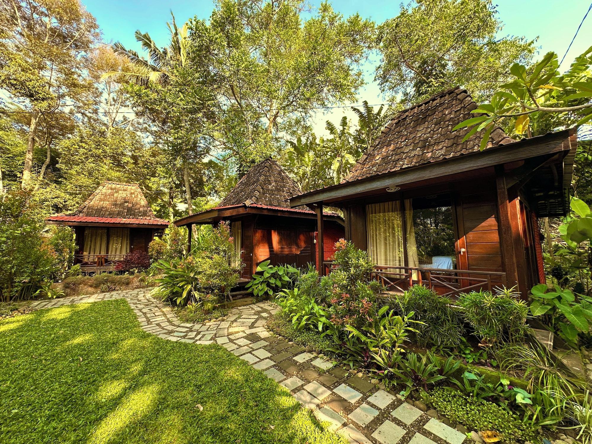 Varios Puunee Wild River Resto & Villa's