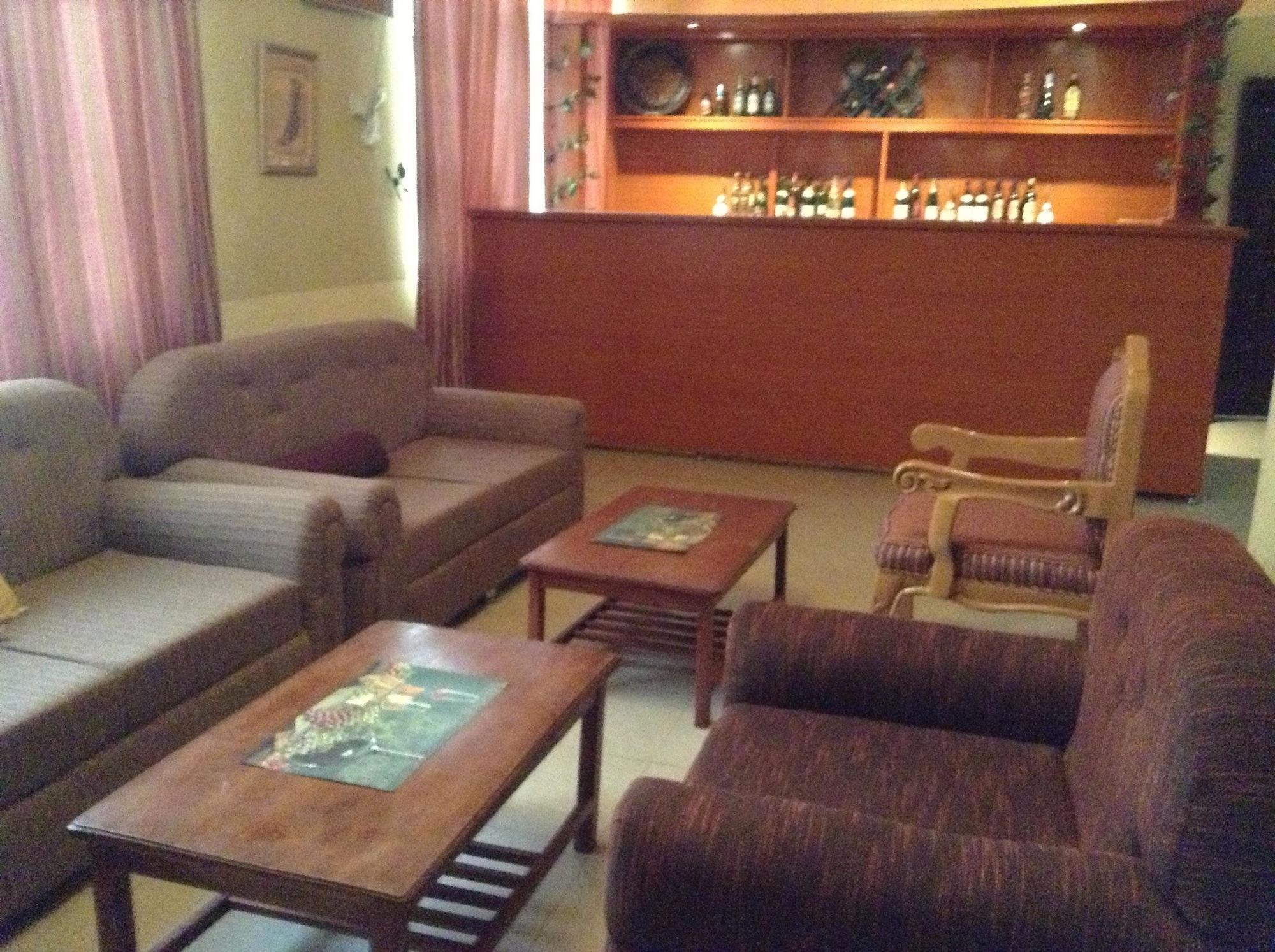 Bar/Salón Pinnacle Hotels and Suites