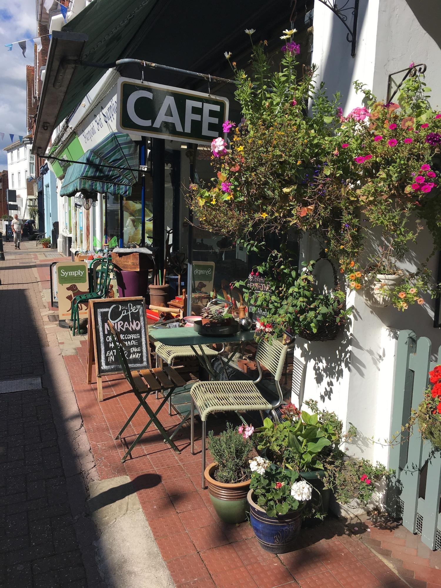 Equipamiento de Habitación Morleys Bistro | By Huluki Sussex Stays