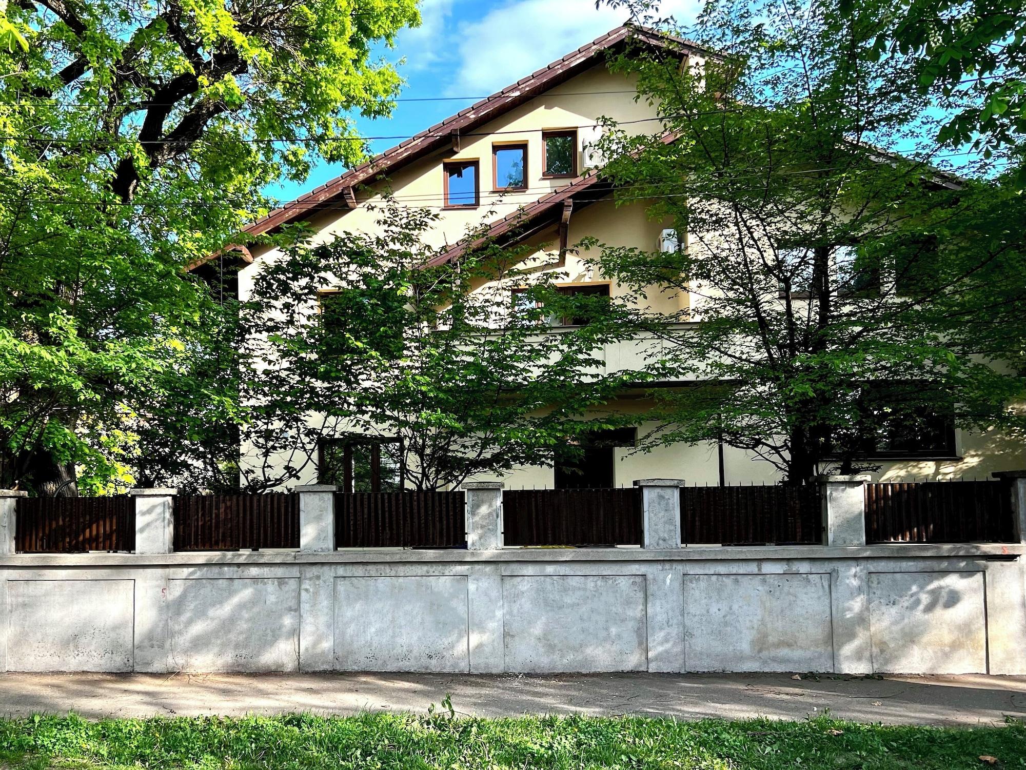 Varios Kesletz House