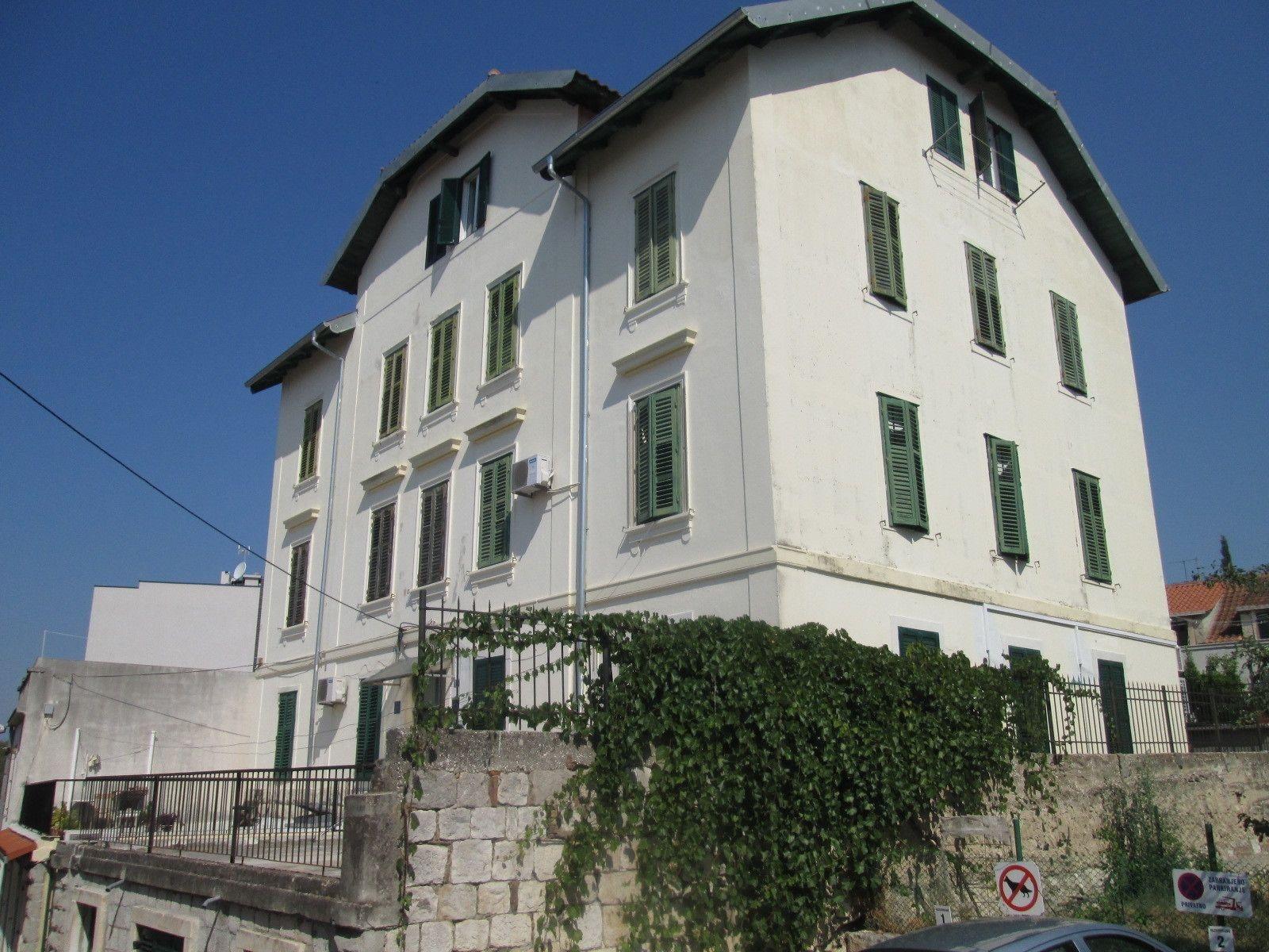 Vista Exterior En-suite Rose on Rokova Street