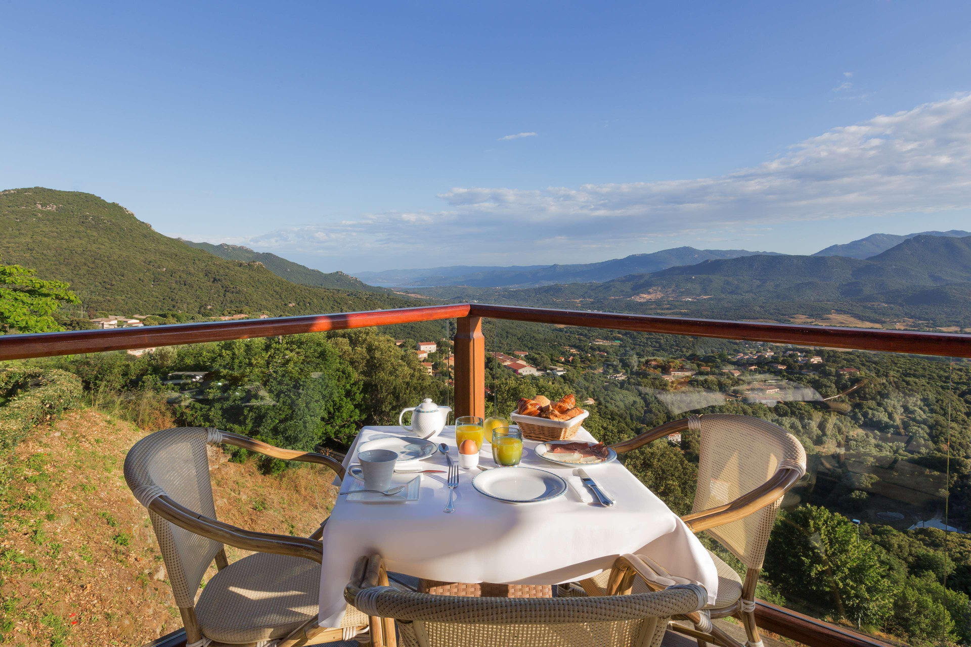 Vista Exterior Best Western Plus Hotel San Damianu