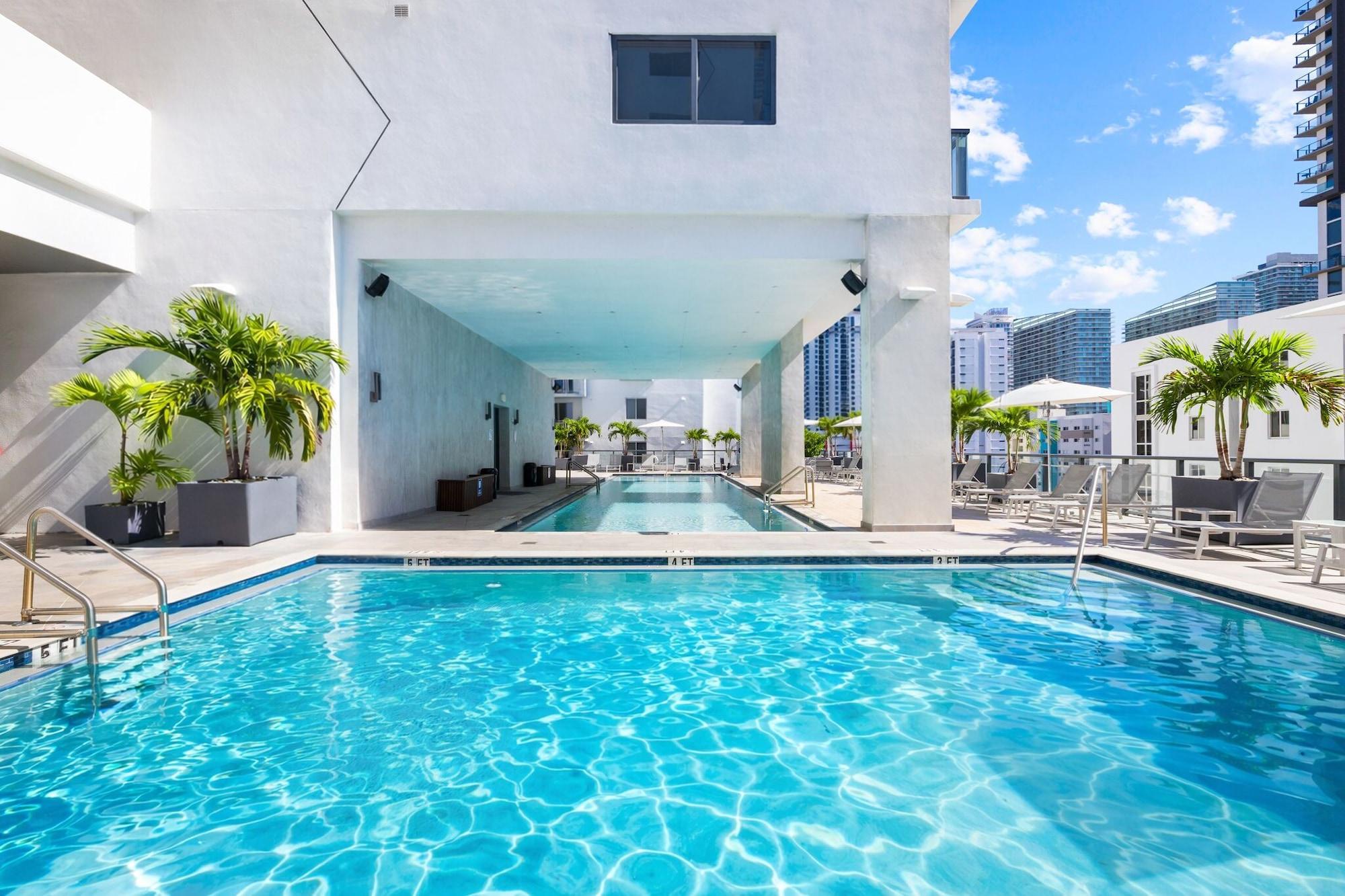 Vista Piscina Brickell Condos by Vibras Concierge