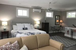 Alquiler Vacacional - Charming Custom Carriage House on 40 Acres! Only 5 minutes to Beaufort's Bay St.