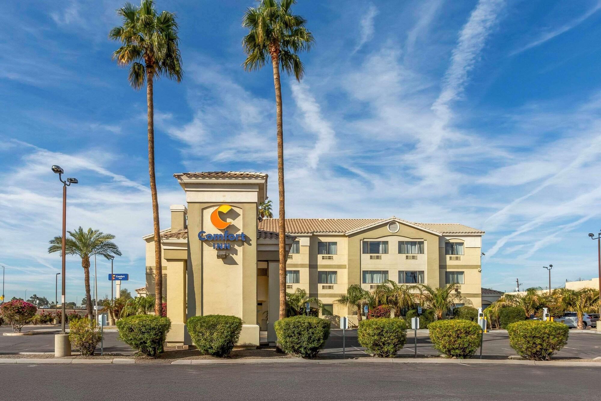 Vista Exterior Comfort Inn West Phoenix at 27th Ave and I-I0