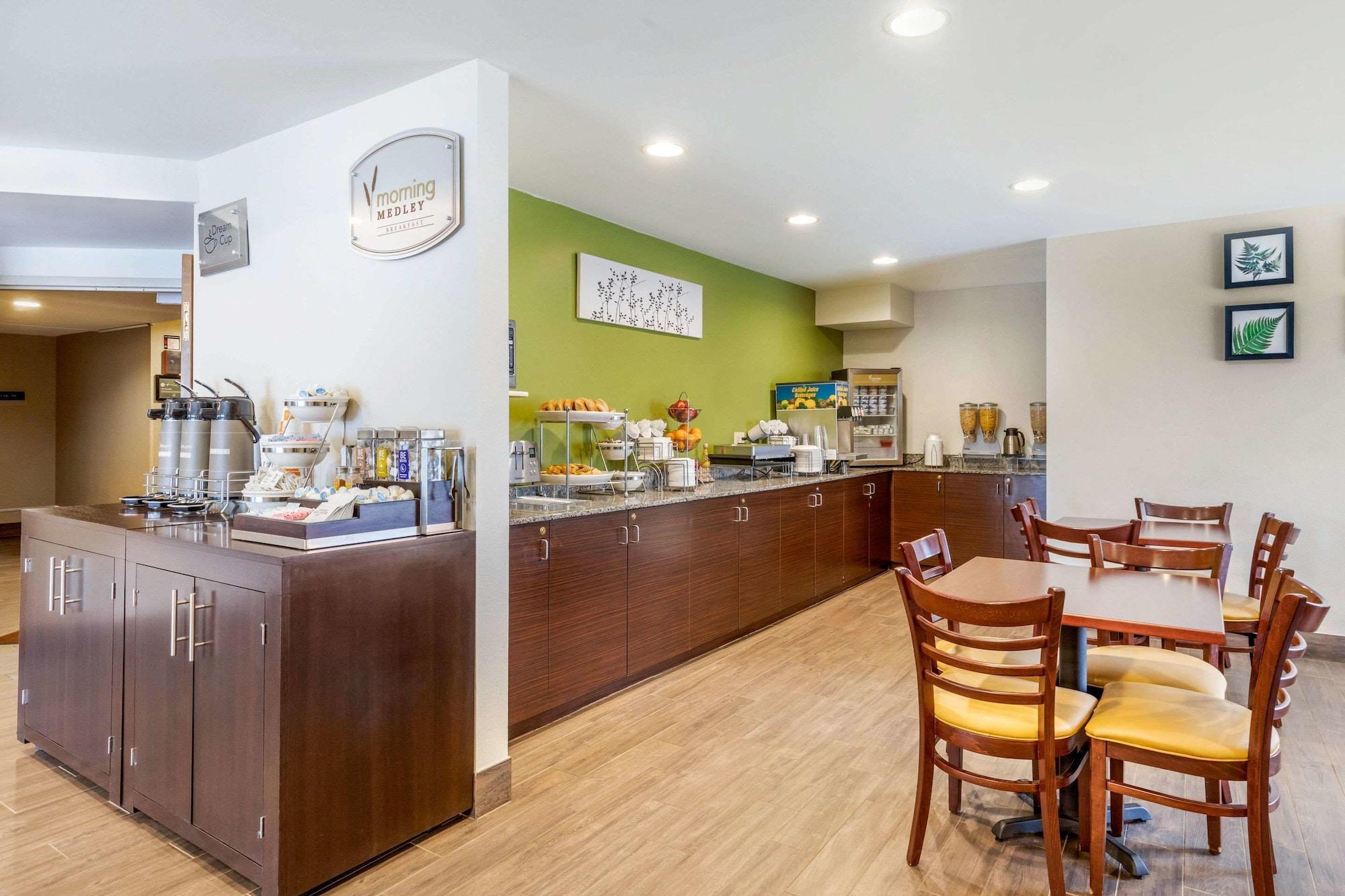 Restaurant Sleep Inn near Great Lakes Naval Base