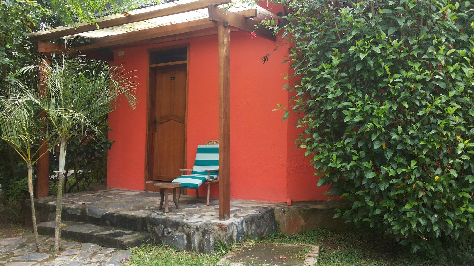 Vista Exterior White Castle Hotel Arua