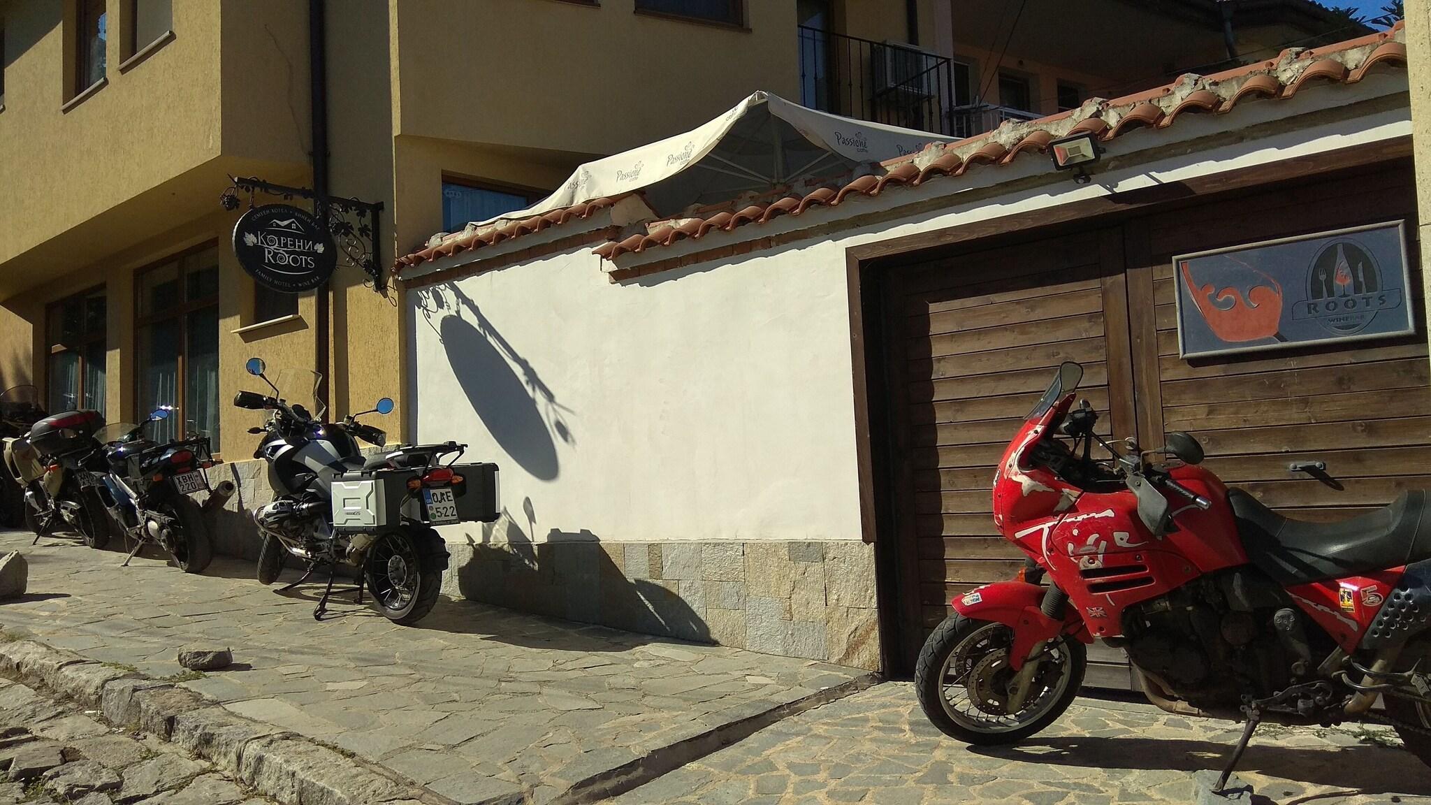 Vista Exterior Roots Hotel & Wine Bar