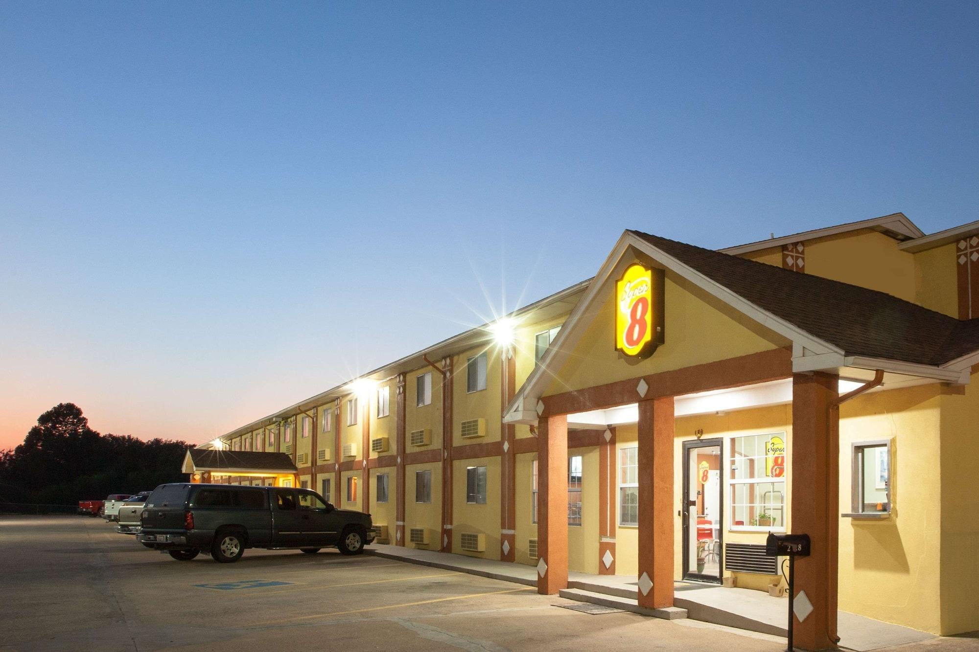 Varios Super 8 by Wyndham Chickasha
