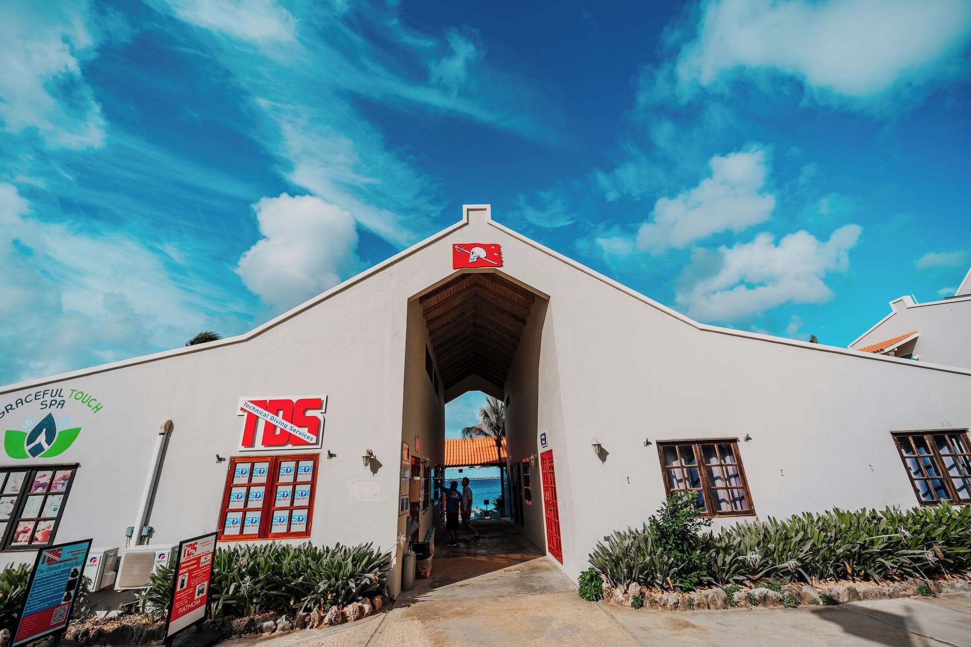 Vista Exterior Captain Don's Habitat