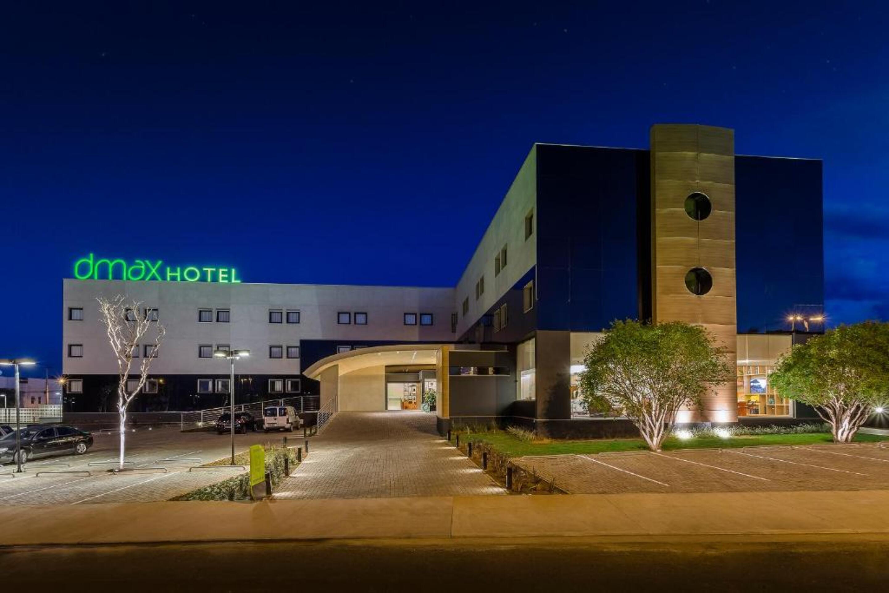 Vista Exterior DMax Hotel