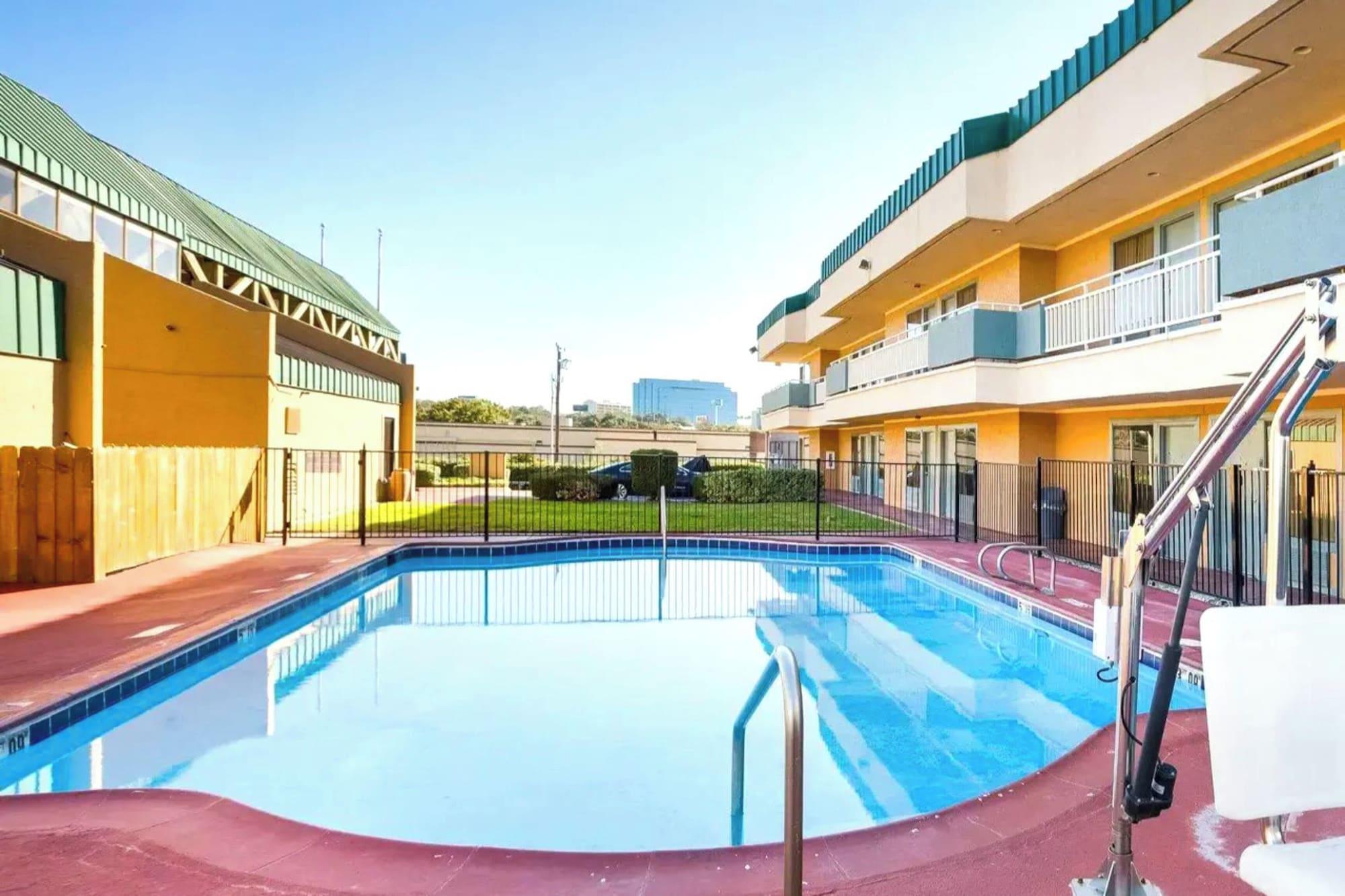 Vista Piscina Homegate Studios & Suites San Antonio Medical Center