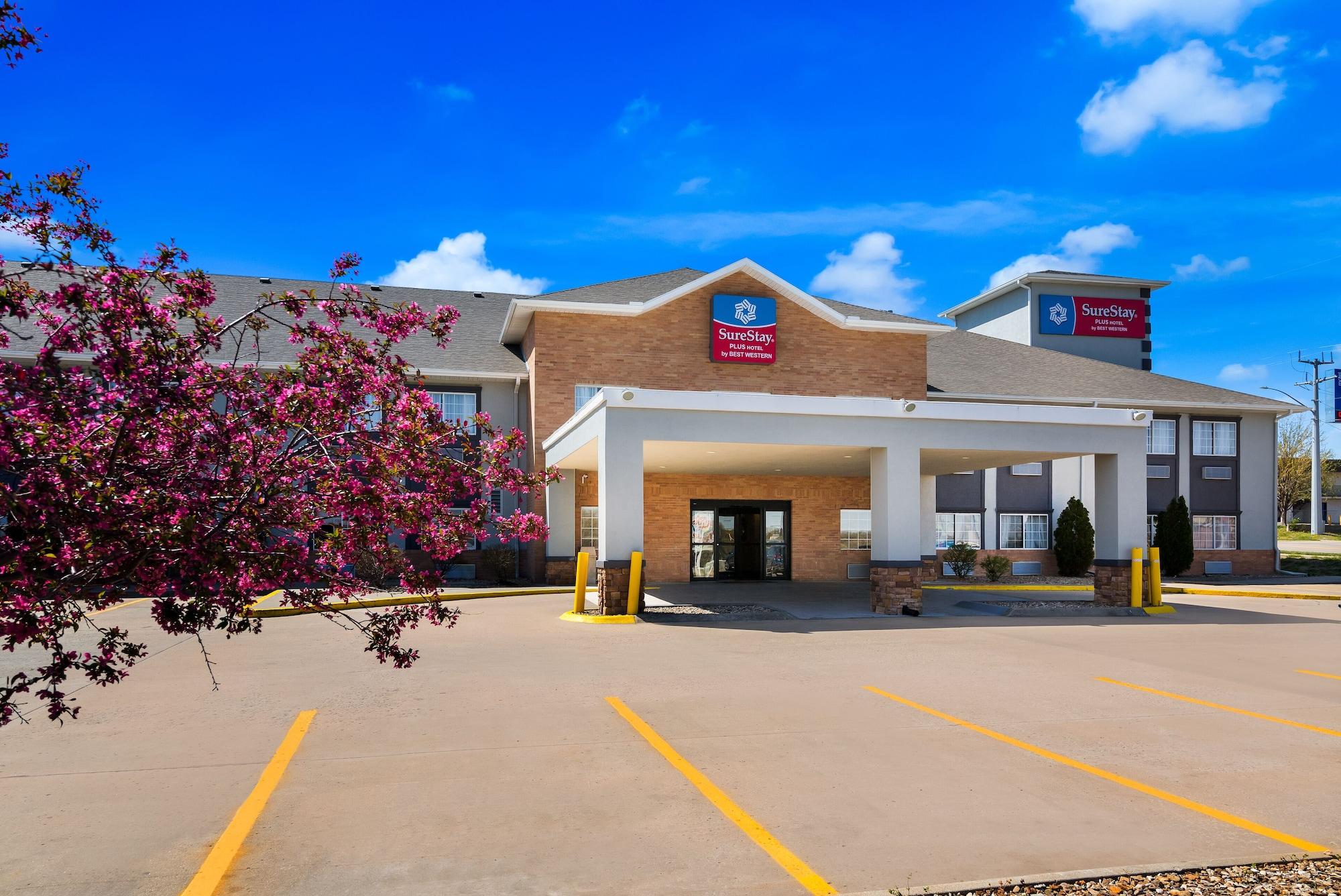 Vista Exterior SureStay Plus Hotel by Best Western Topeka Northwest