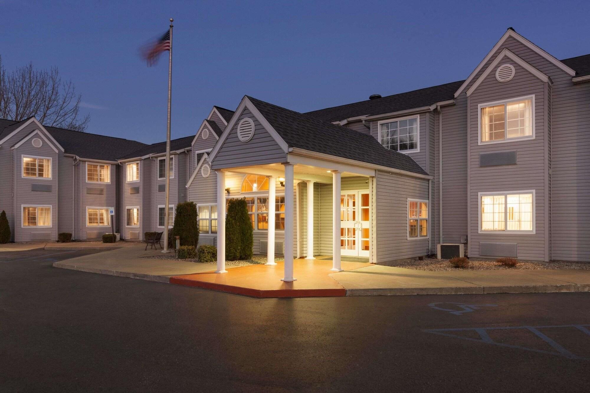 Vista Exterior Microtel Inn by Wyndham Albany Airport