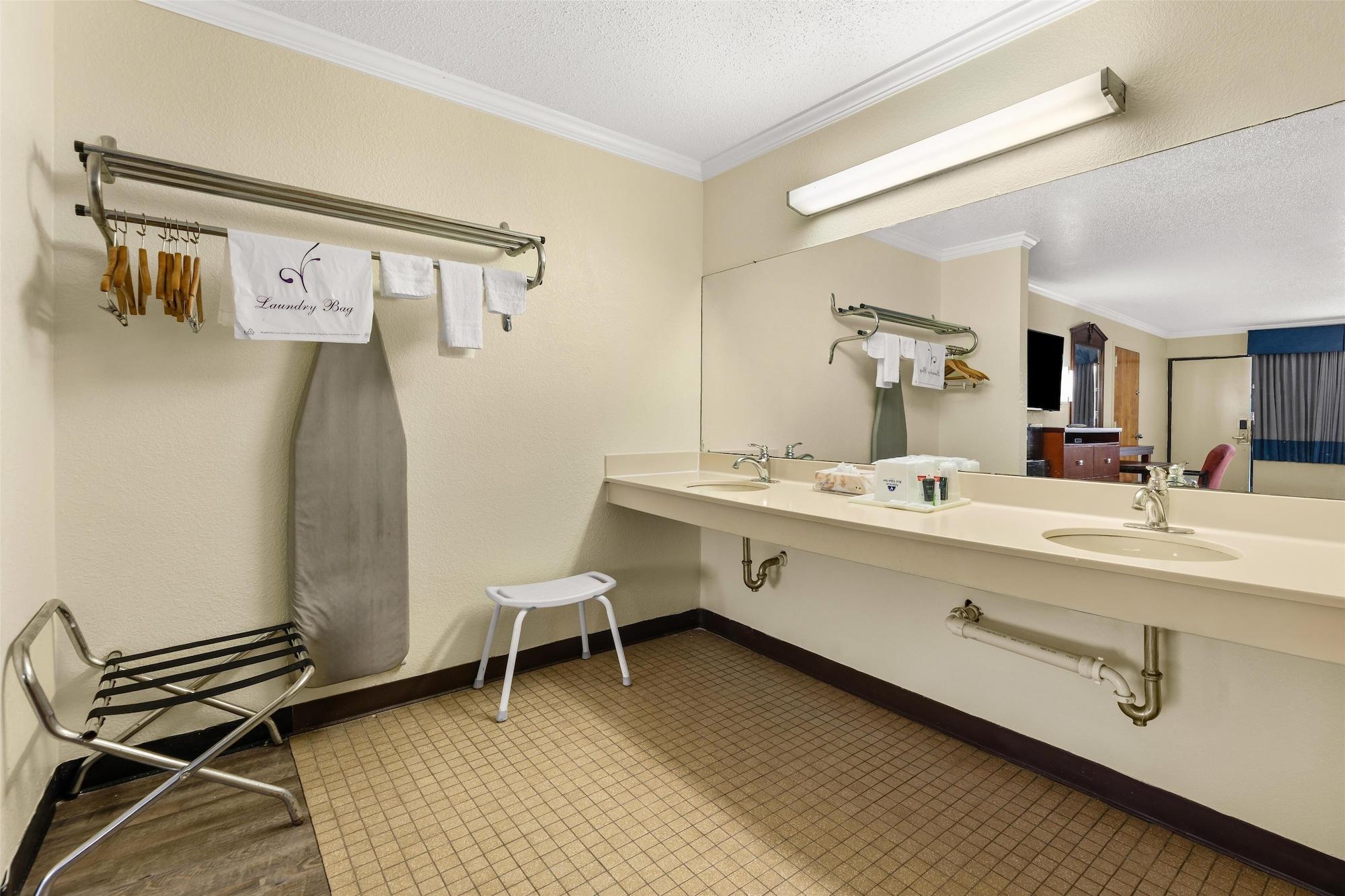 Equipamiento de Habitación Americas Best Value Inn and Suites Aberdeen