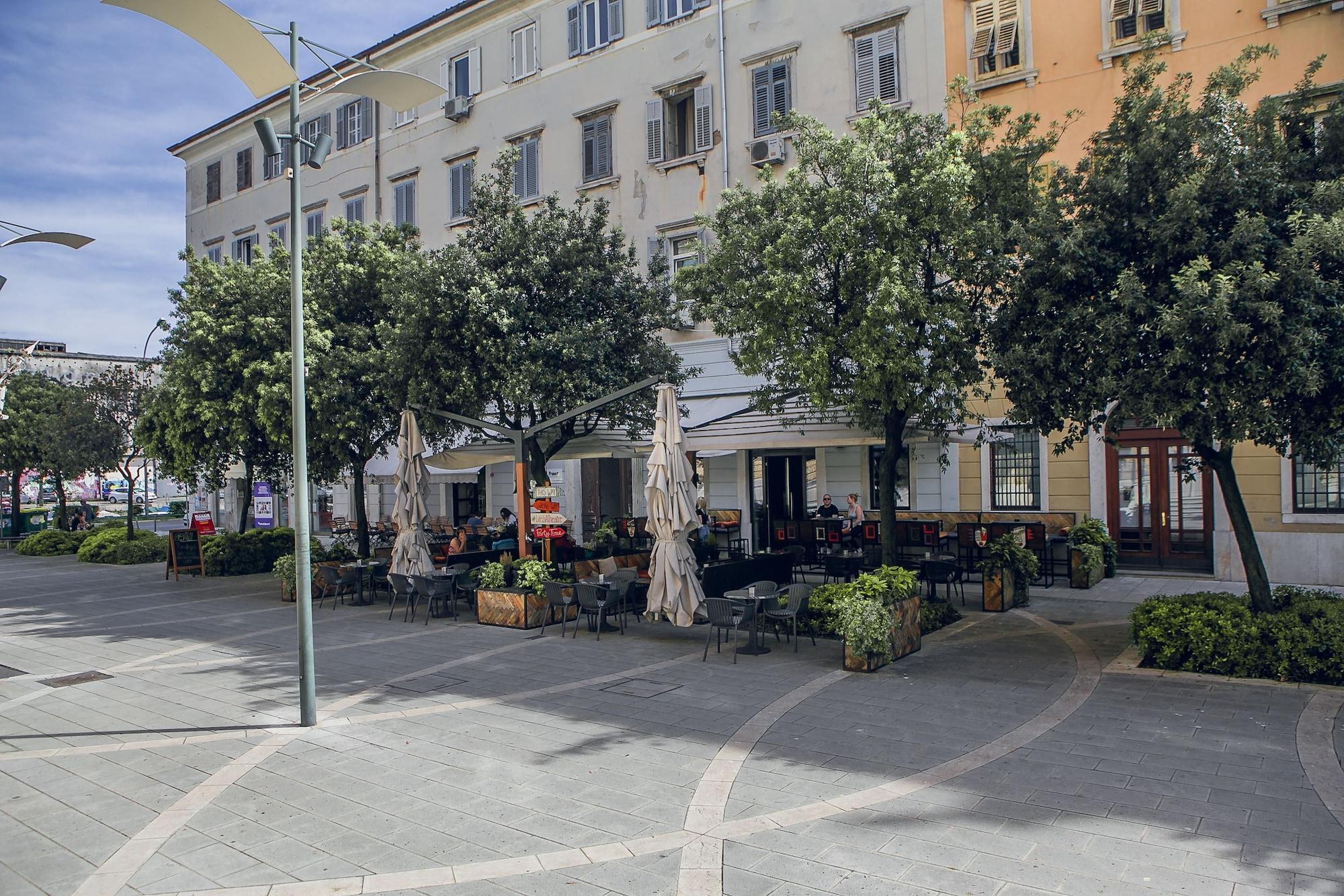 Vista Exterior Teatro Suite & Rooms