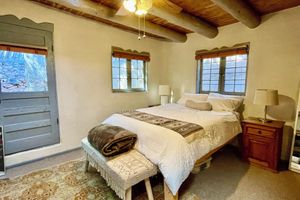Alquiler Vacacional - Besos Casita on Canyon Rd, near Park, Historic East Side, with parking