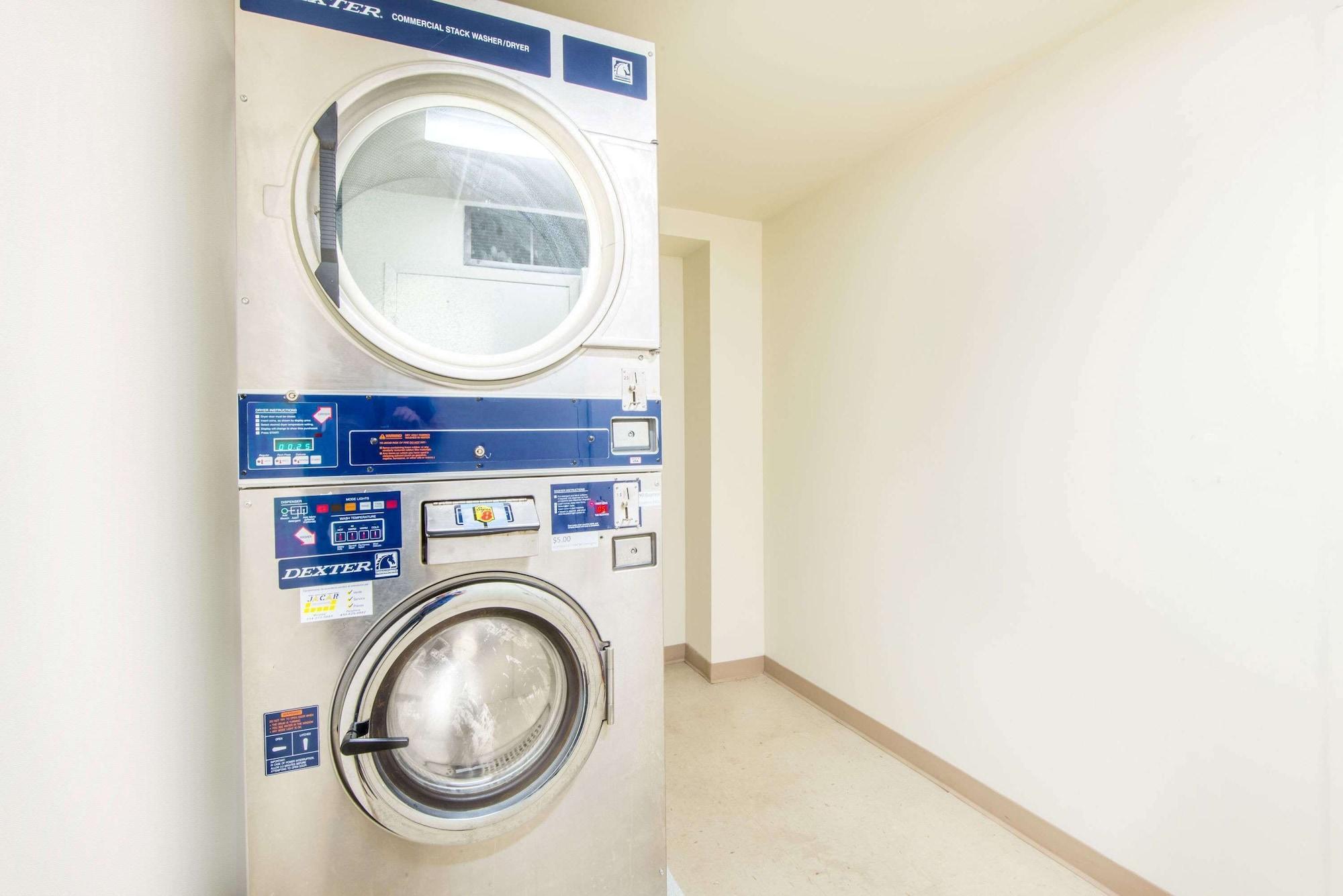 Comodidades del Alojamiento Super 8 by Wyndham Cornwall ON