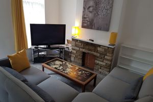 Alquiler Vacacional - Stylish living with considered workspace.