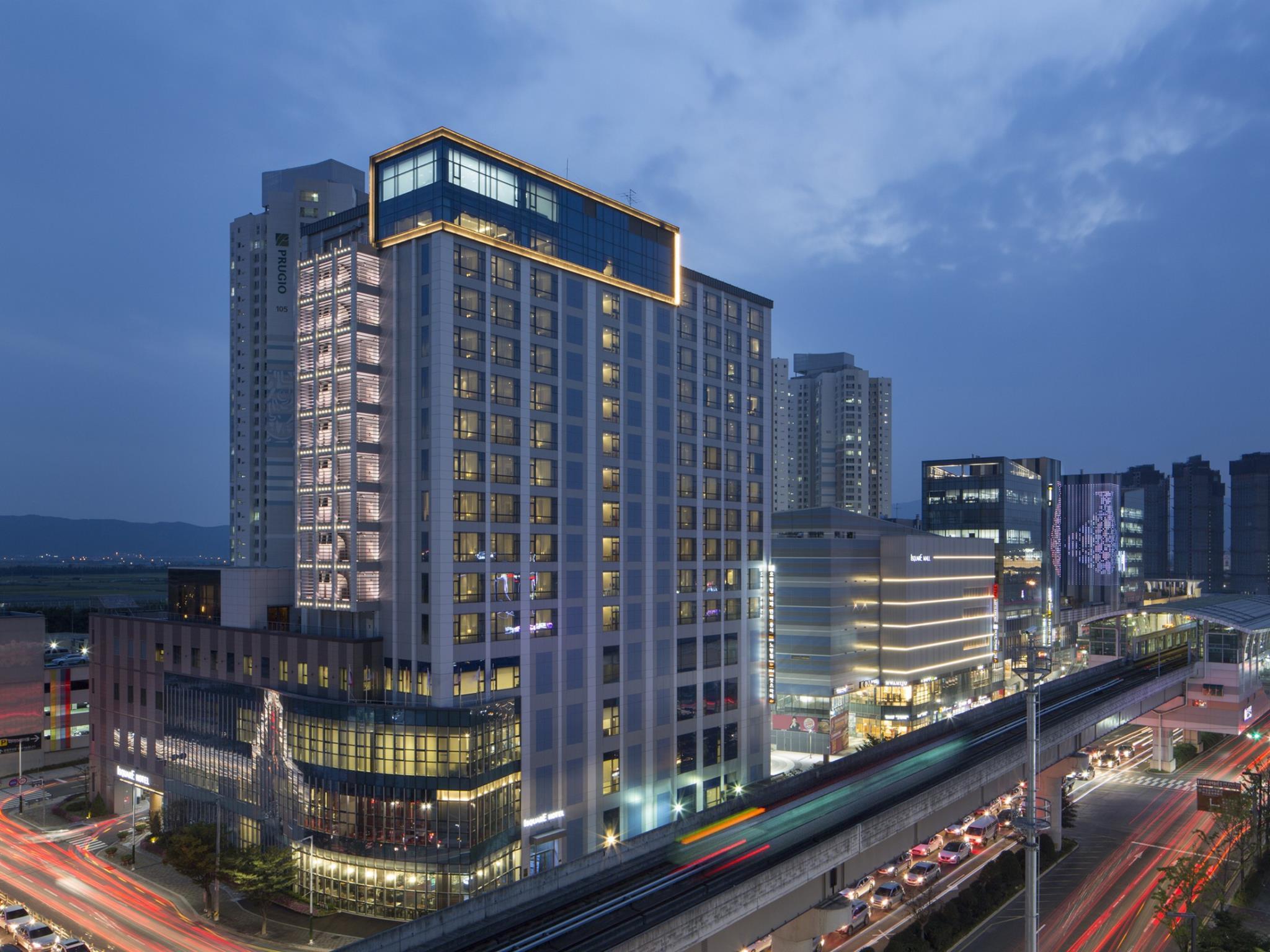 Vista Exterior Isquare Hotel
