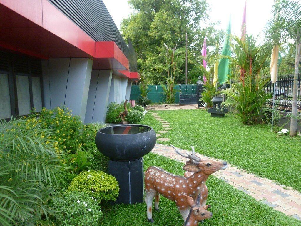 Vista Exterior Crown Grand Hotel