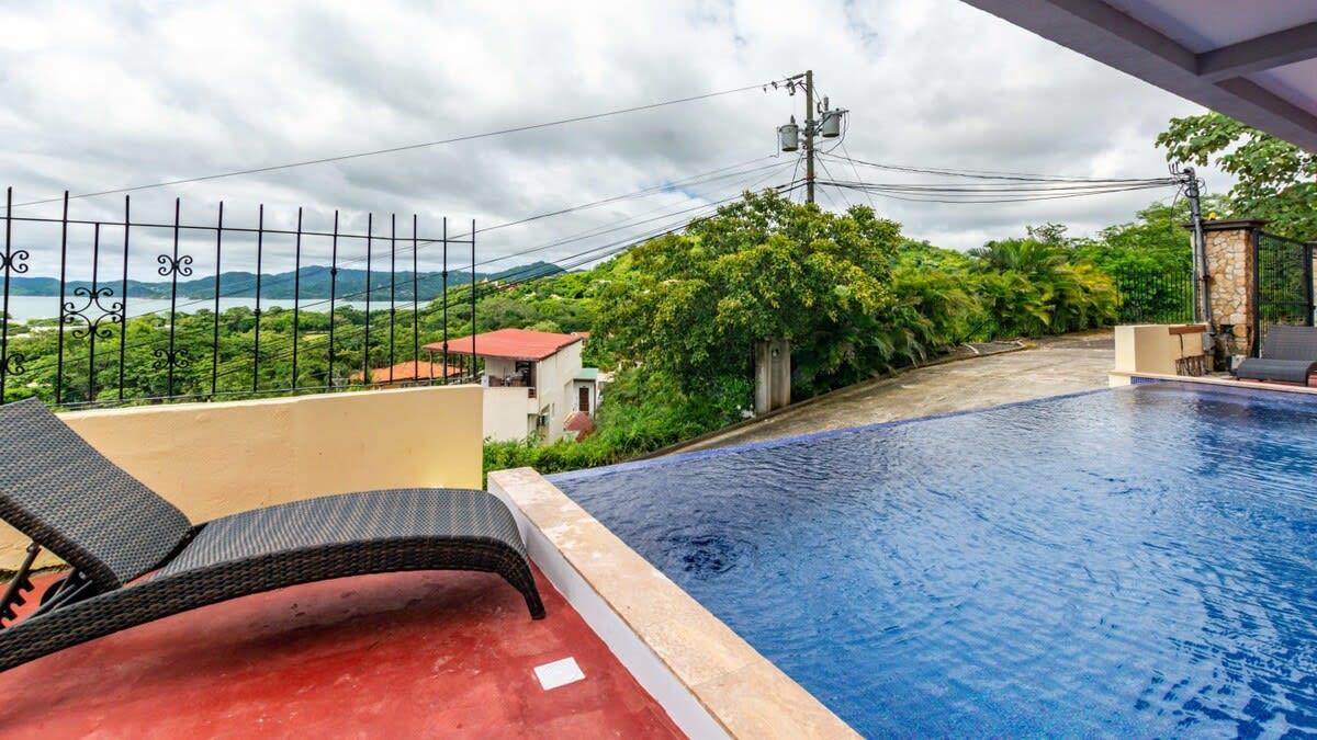 Vista Piscina Modern - immaculate unit in Flamingo with spectacular ocean views